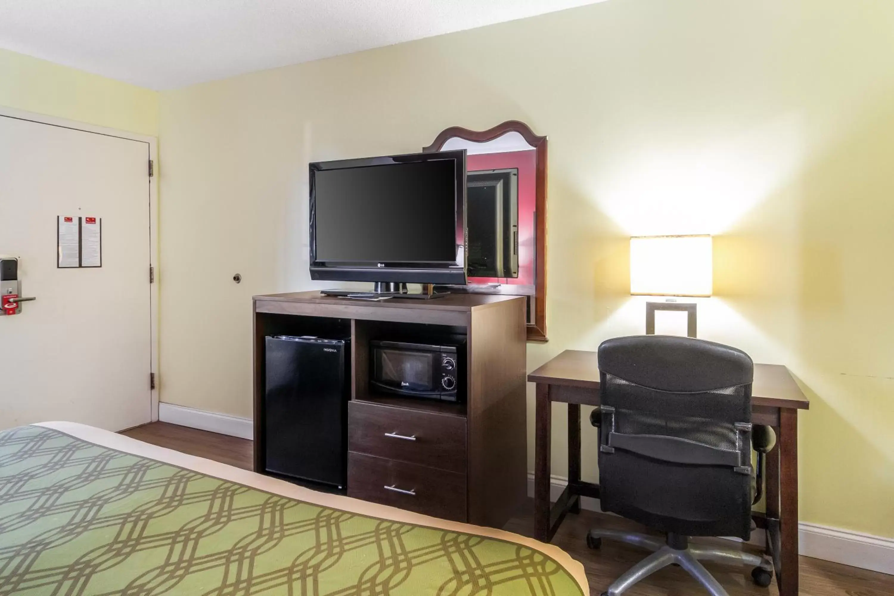 TV and multimedia, Bed in SureStay Hotel by Best Western Brunswick TV and multimedia, Bed in SureStay Hotel by Best Western Brunswick