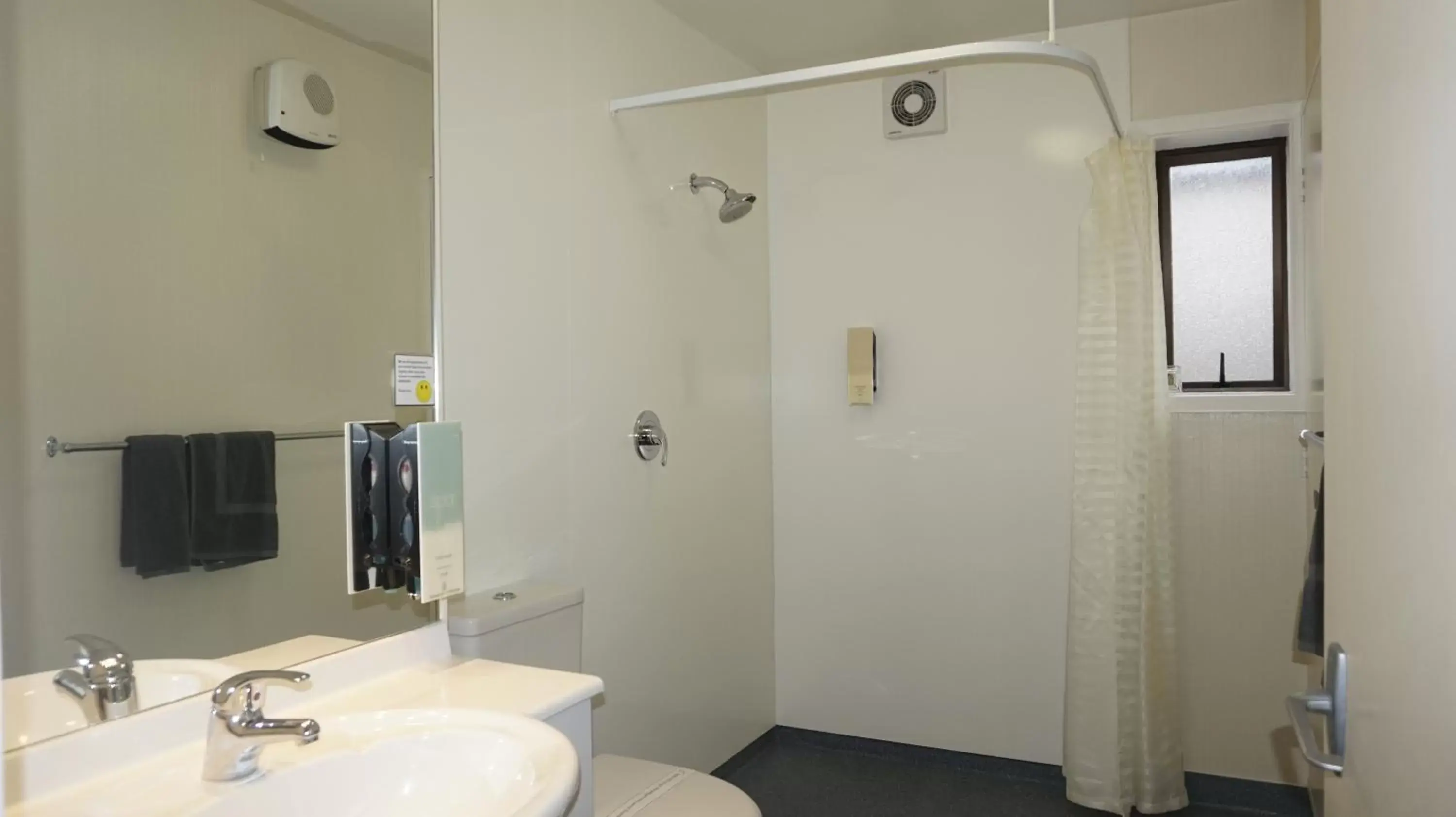 Shower, Bathroom in Ashleigh Court Motel