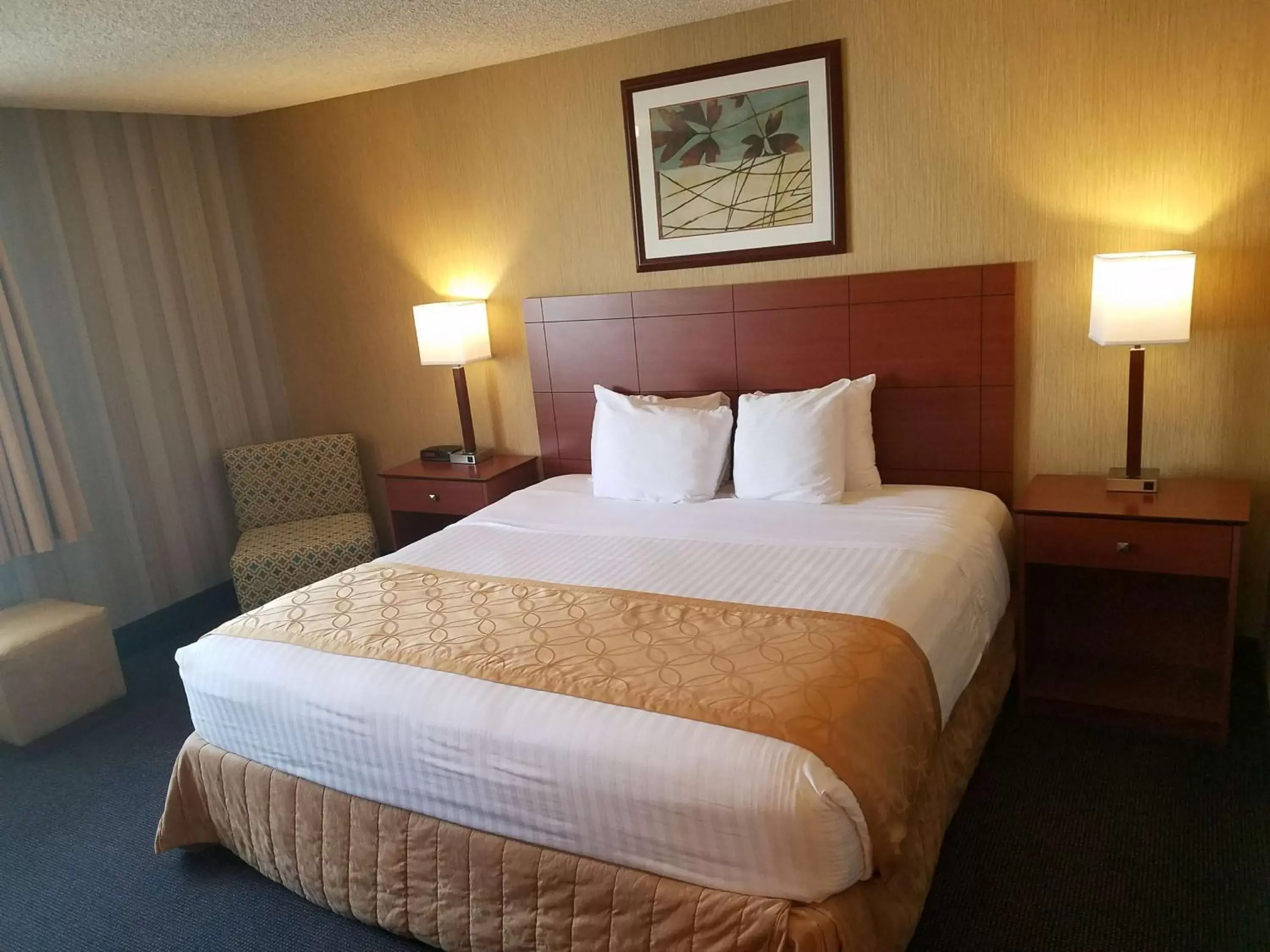 Photo of the whole room, Bed in Best Western Cascadia Inn