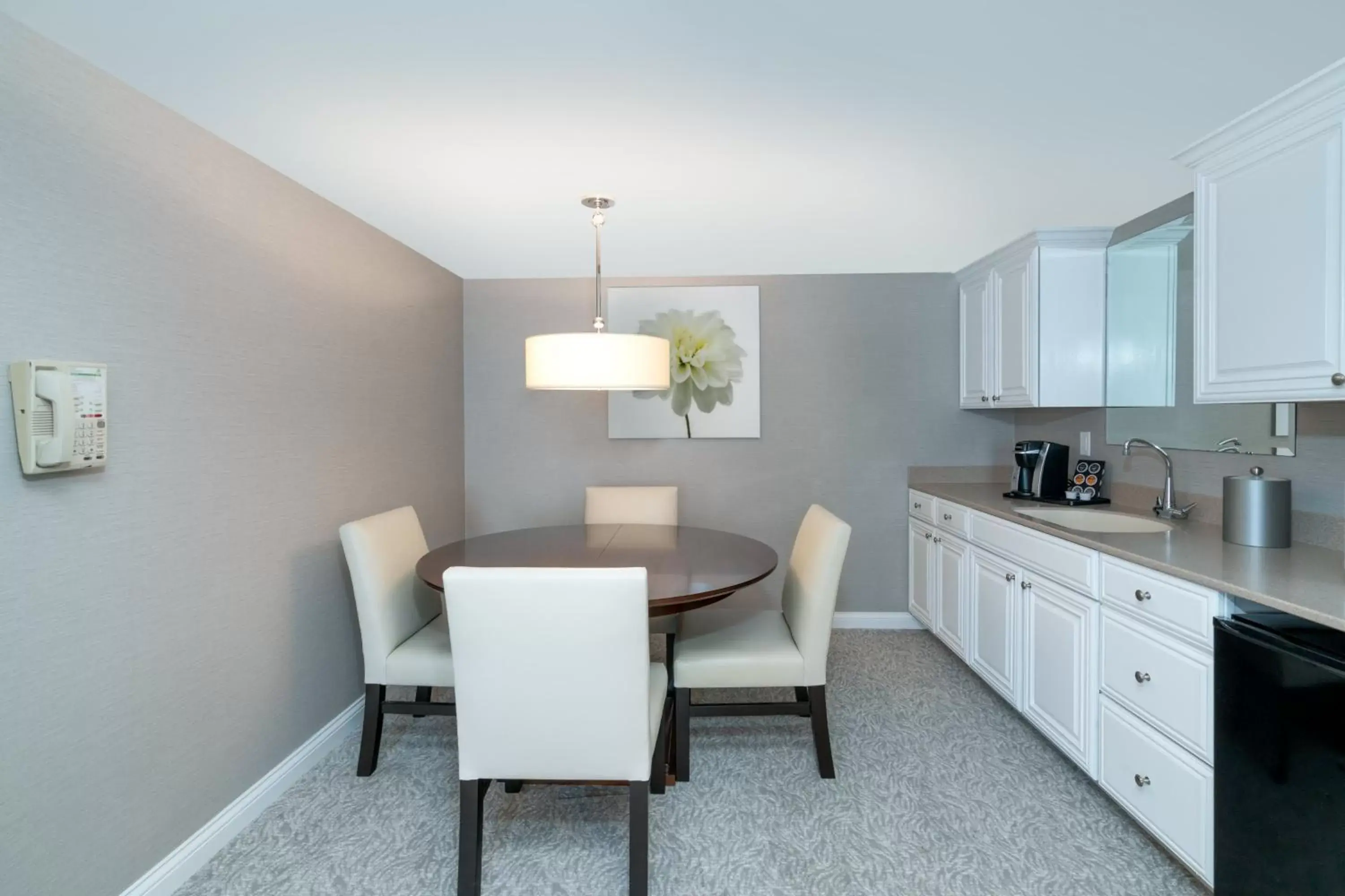 Photo of the whole room, Kitchen/Kitchenette in Holiday Inn Wilmington, an IHG Hotel