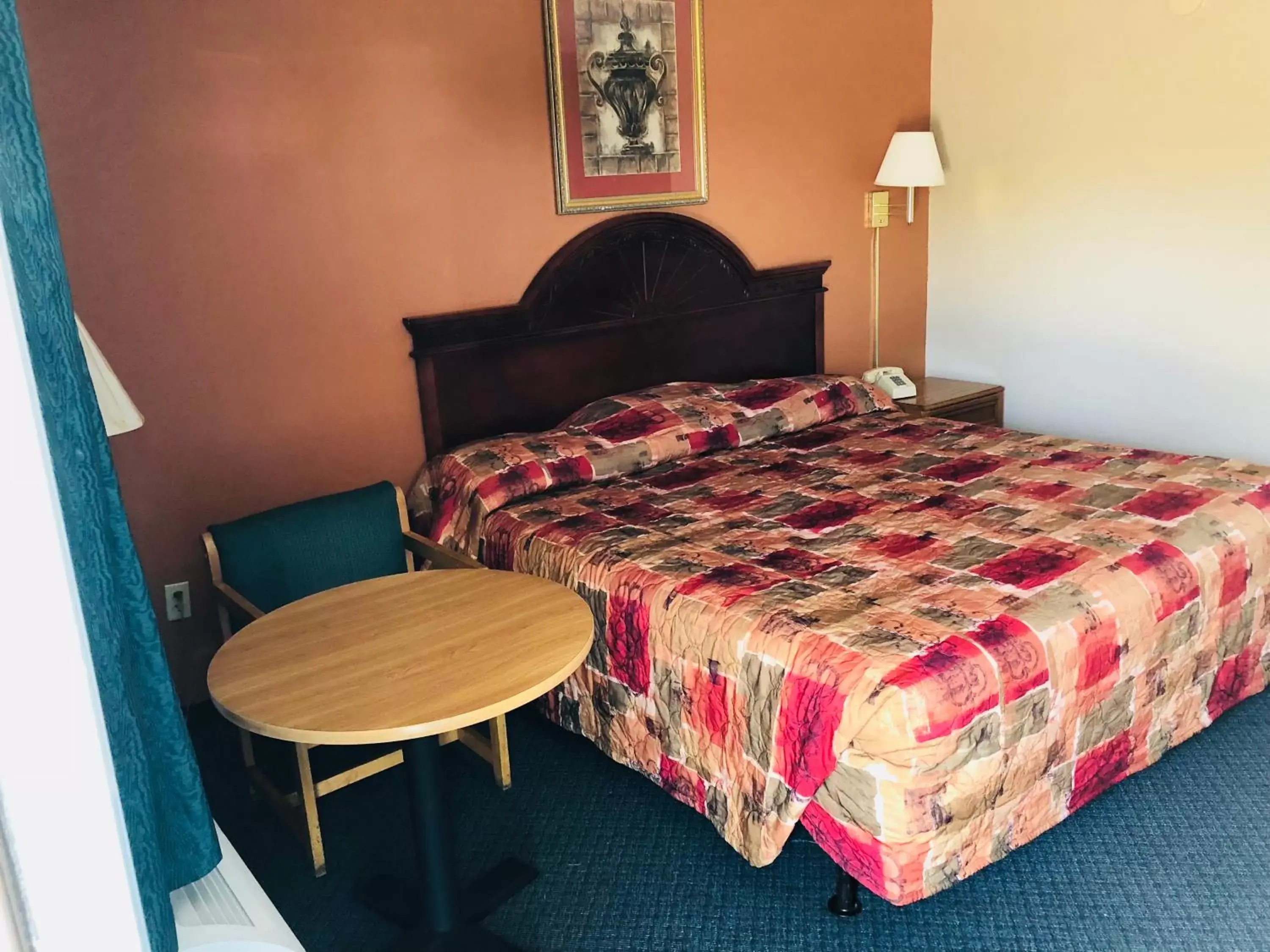 Bed in Rest Inn Motel