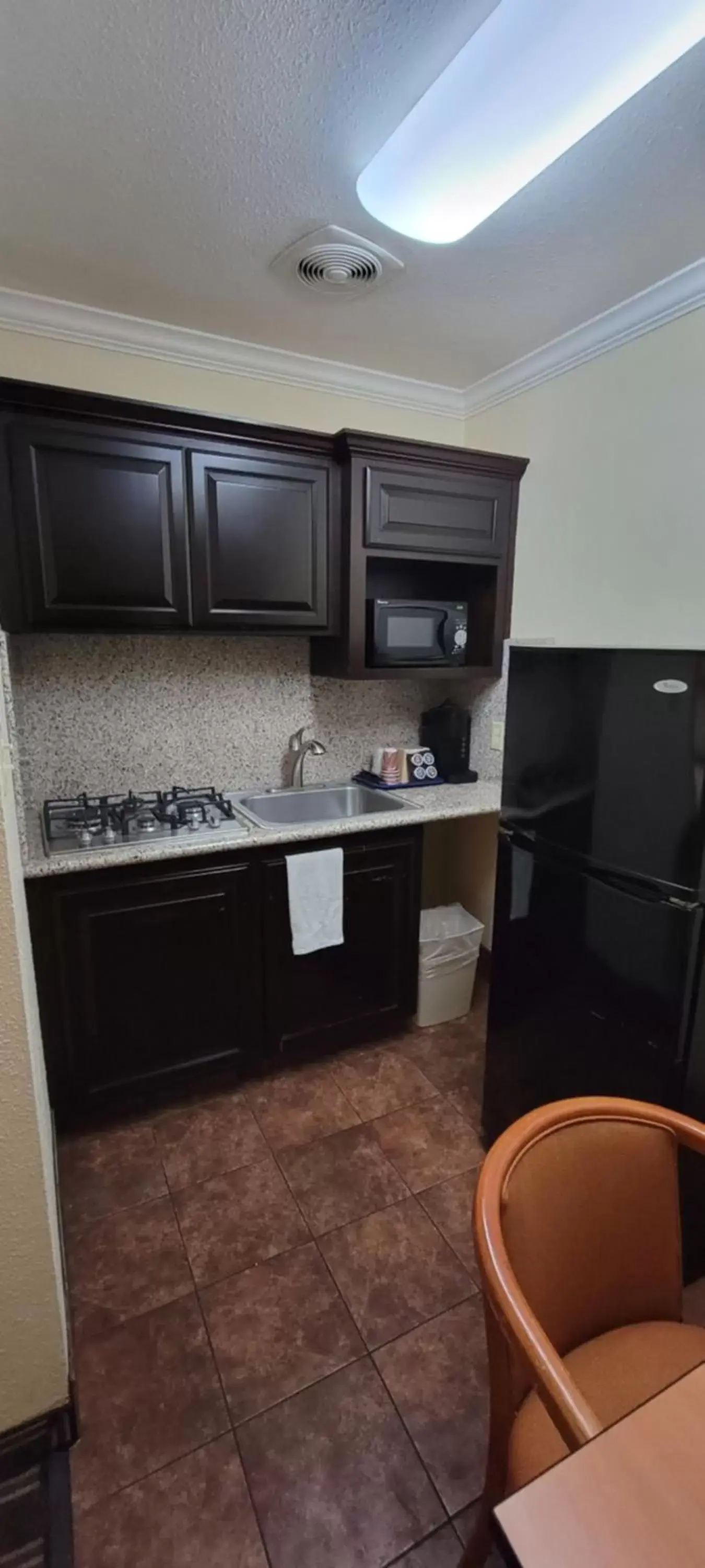 Kitchen or kitchenette, Bathroom in Riverside Inn & Suites Santa Cruz