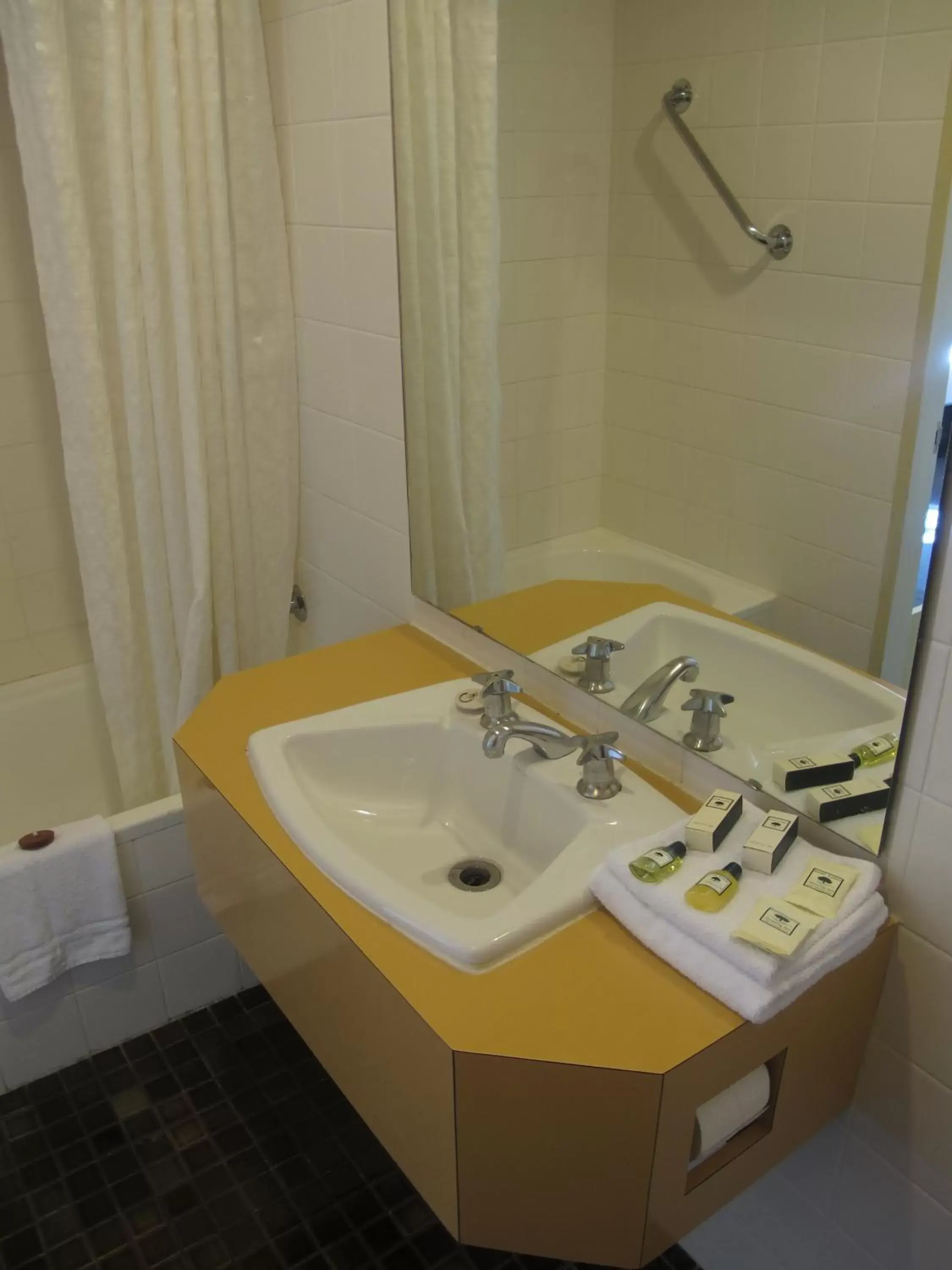 Bathroom in Devere Hotel