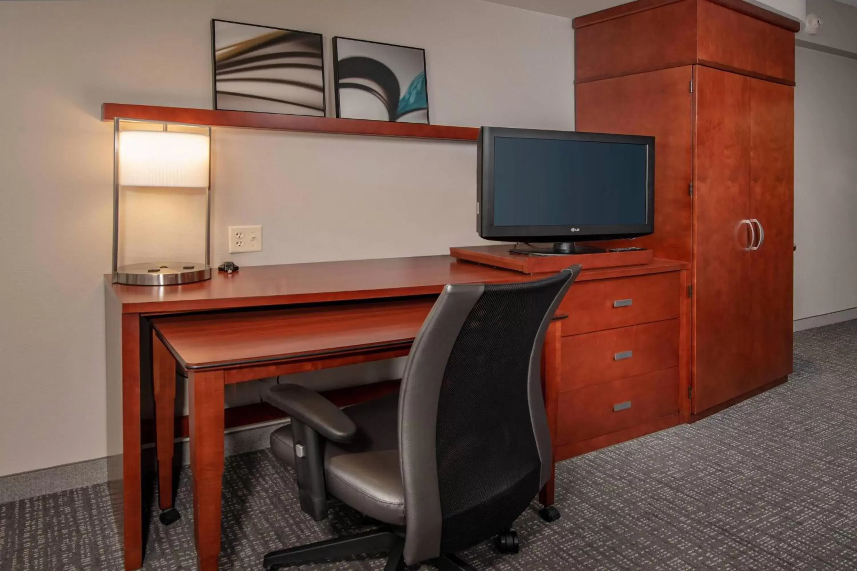 Photo of the whole room, TV/Entertainment Center in Courtyard by Marriott Hagerstown