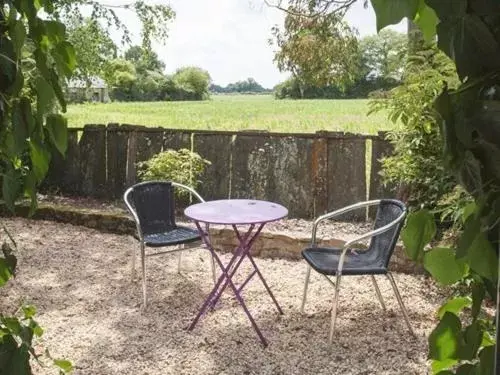 Twin Room with Shower in Chambres d'Hotes - La Marmoire Twin Room with Shower in Chambres d'Hotes - La Marmoire