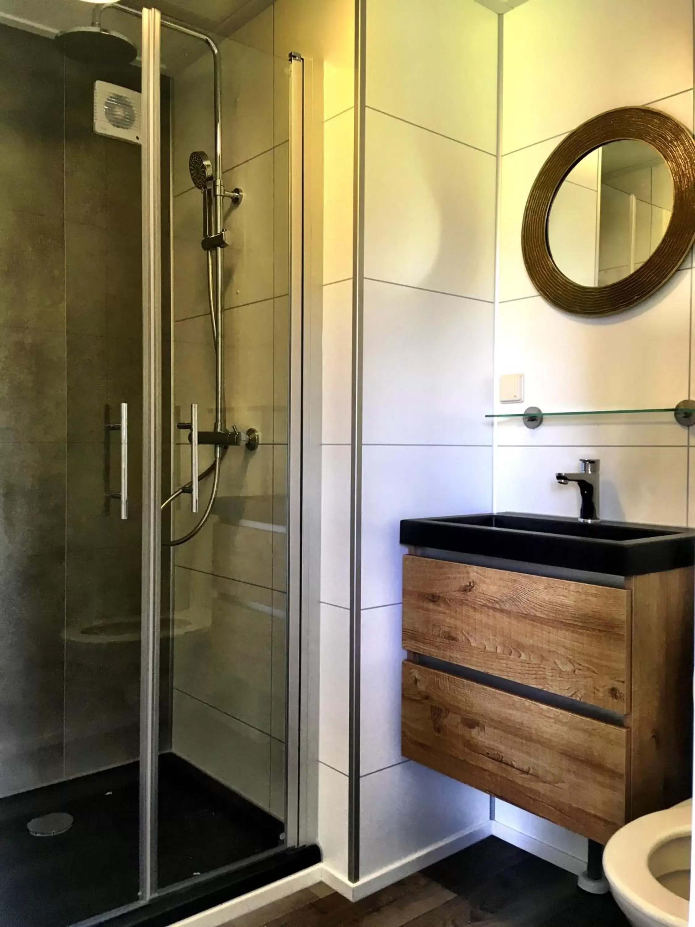 Shower, Bathroom in Recreatiepark Wiringherlant