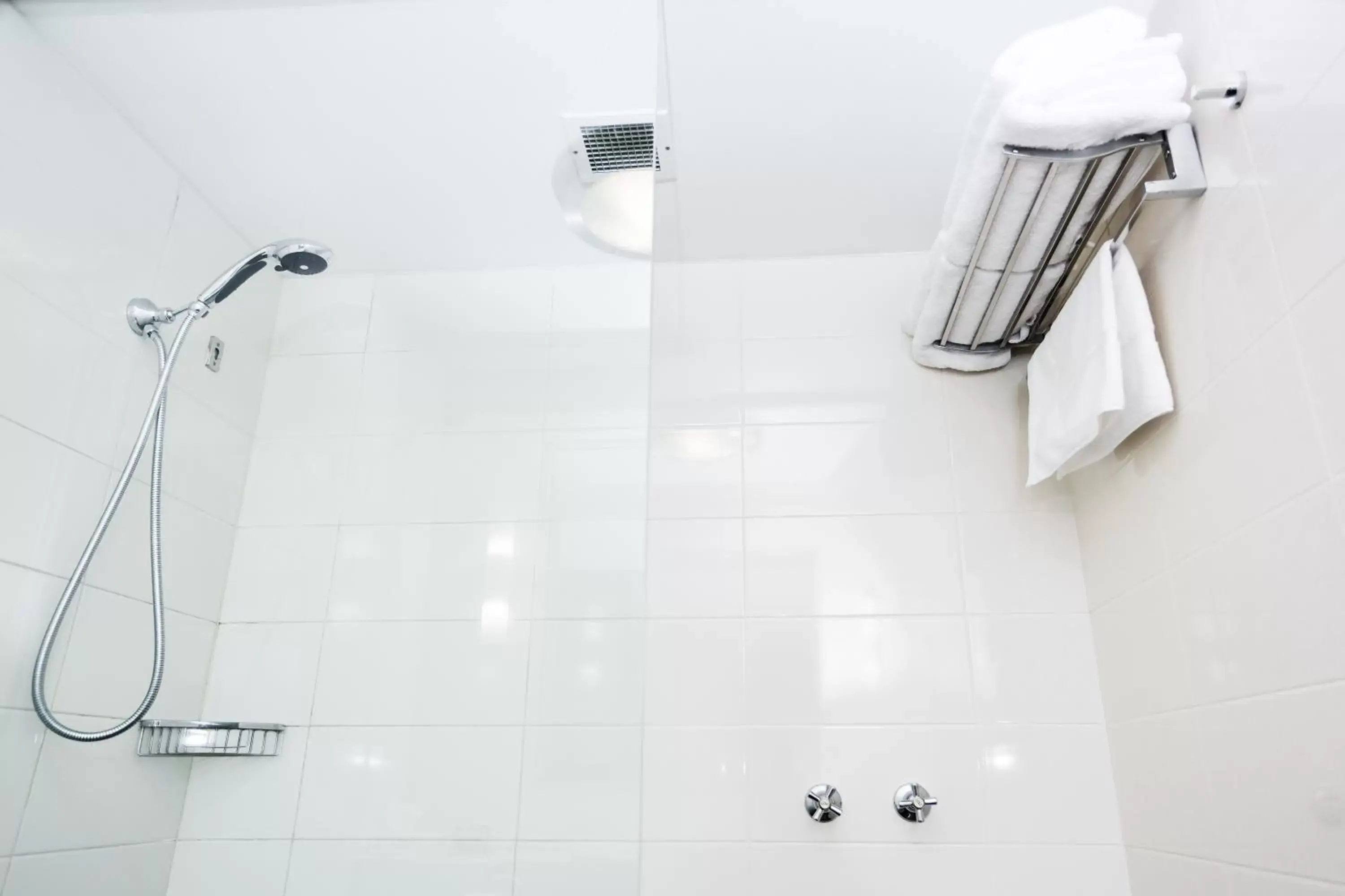 Bathroom in St Ives Apartments