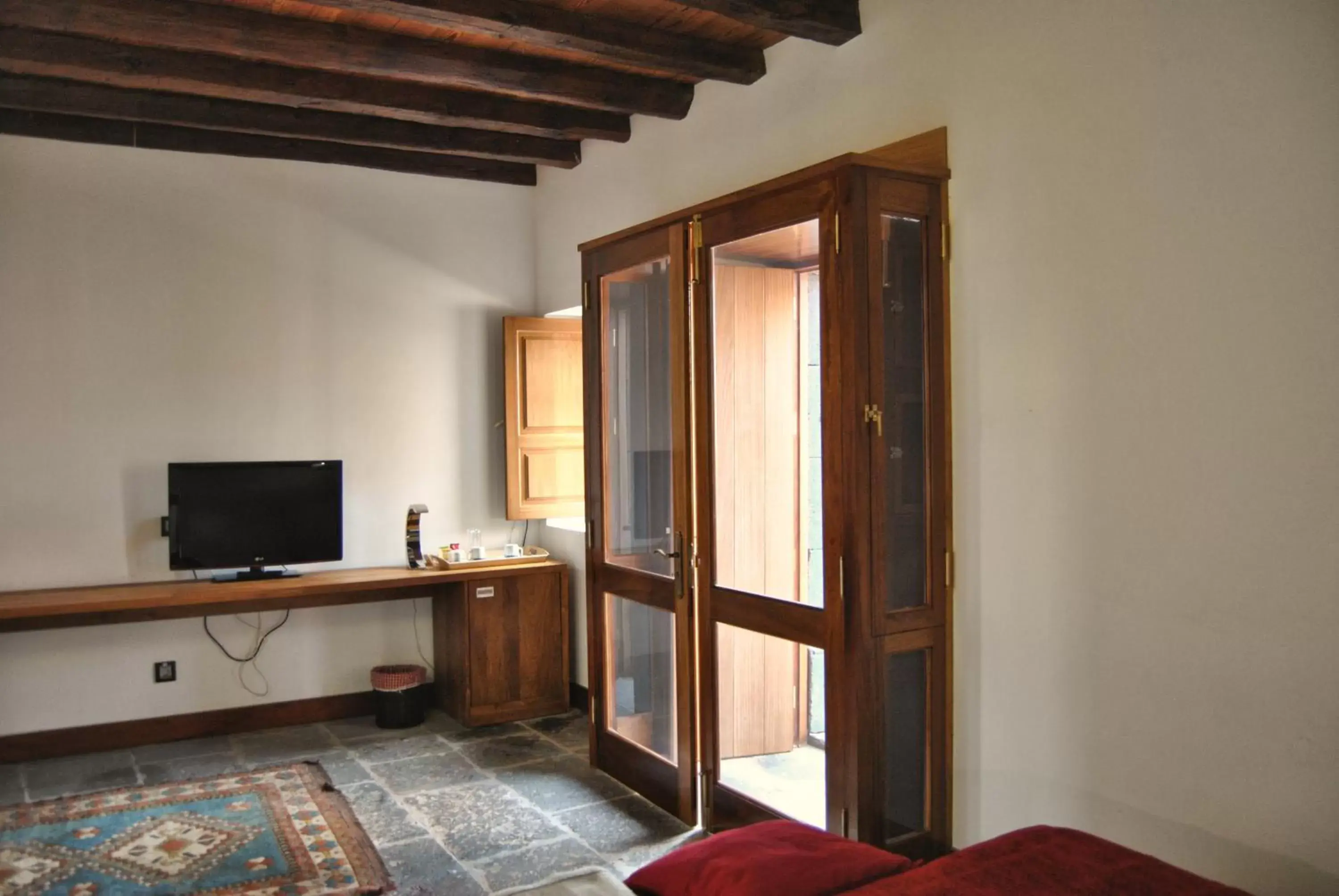 Bedroom, TV/Entertainment Center in Hotel Rural El Mondalón