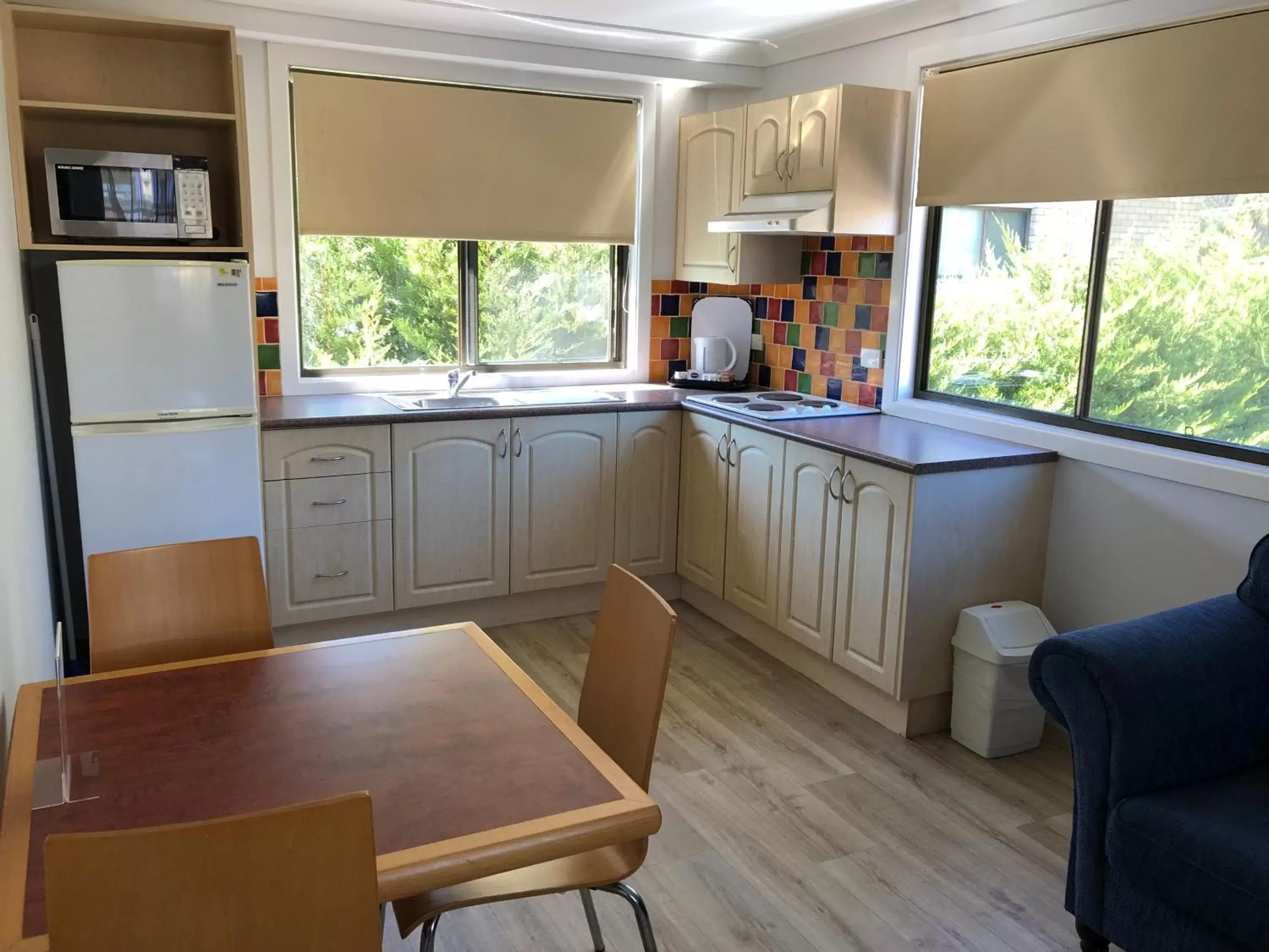 Kitchen or kitchenette, Kitchen/Kitchenette in Araluen Motor Lodge