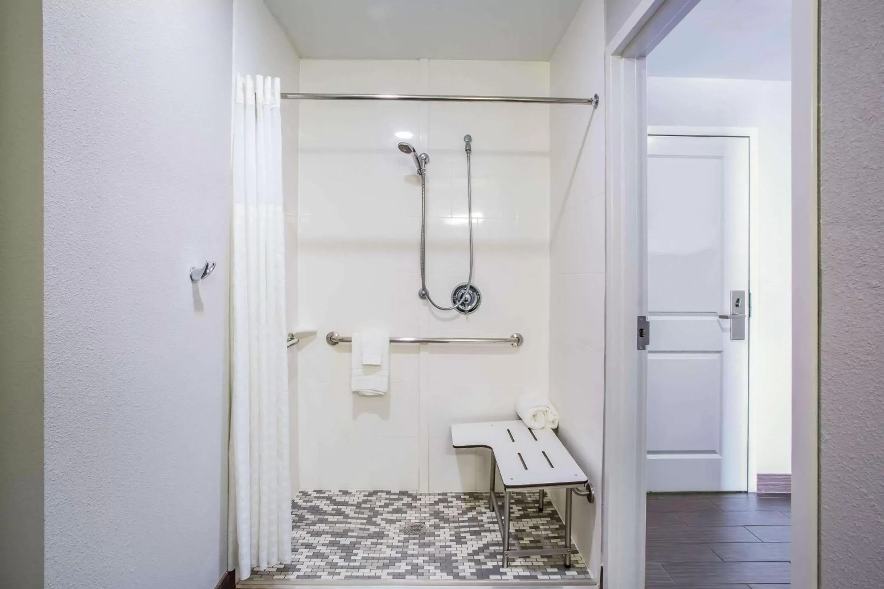 Shower, Bathroom in La Quinta by Wyndham Lynchburg at Liberty Univ.