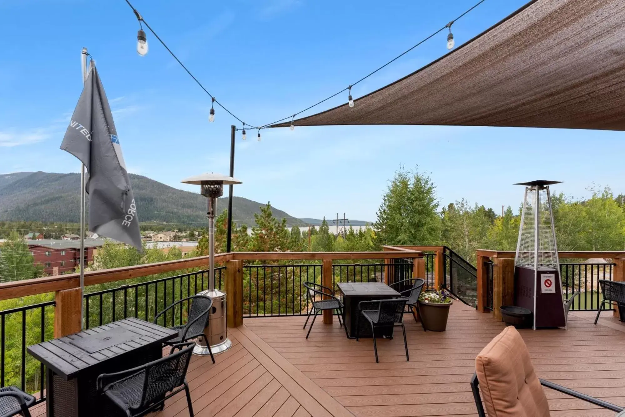 Natural landscape, Balcony/Terrace in Gateway Inn