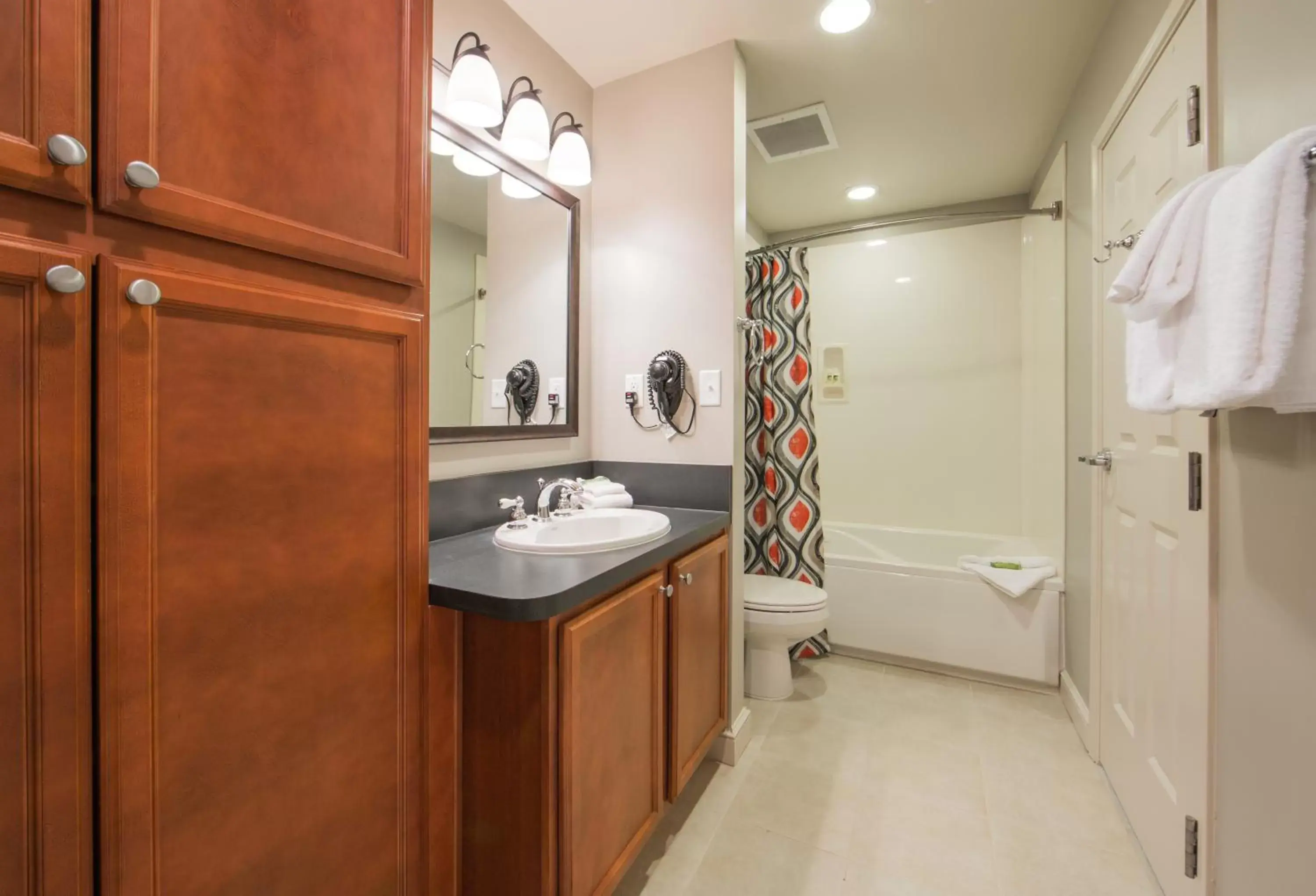 Photo of the whole room, Bathroom in Holiday Inn Club Vacations Williamsburg Resort, an IHG Hotel