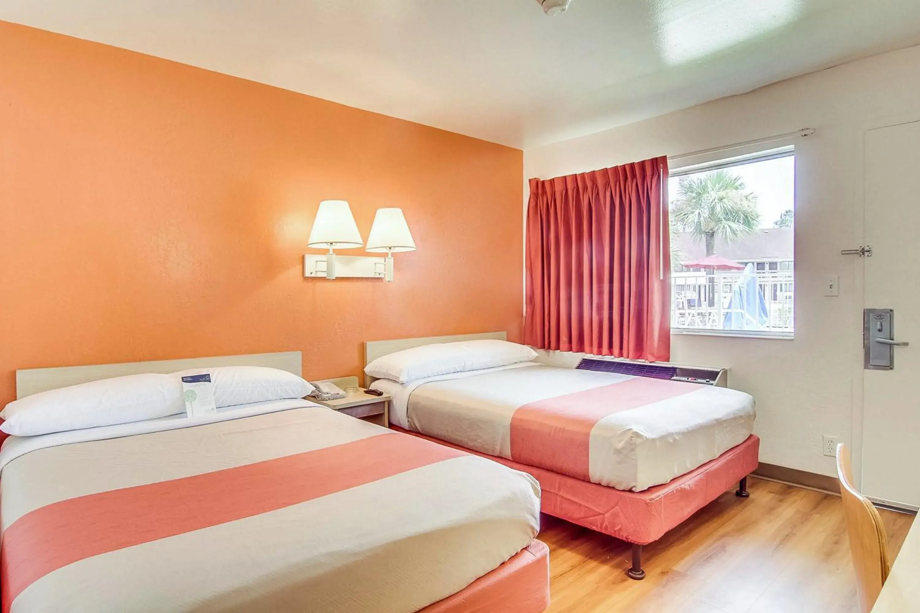 Bedroom, Bed in Motel 6-Jacksonville, FL - Orange Park