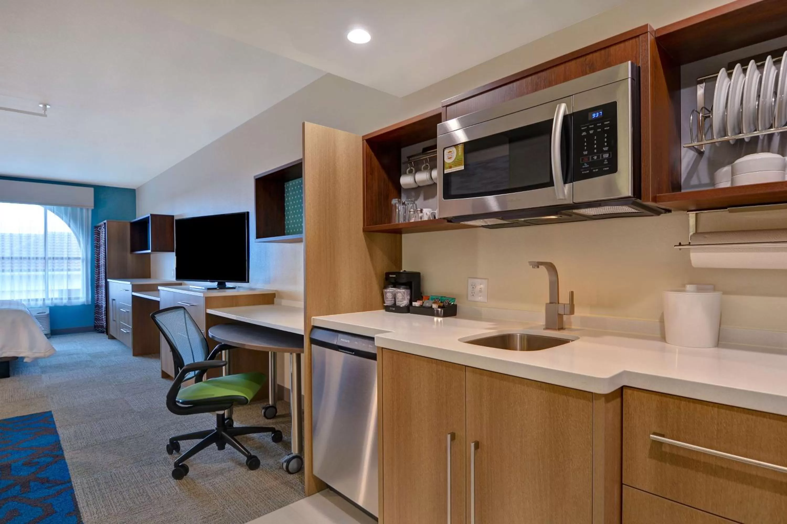 Kitchen or kitchenette in Home2 Suites By Hilton Orlando Flamingo Crossings, FL