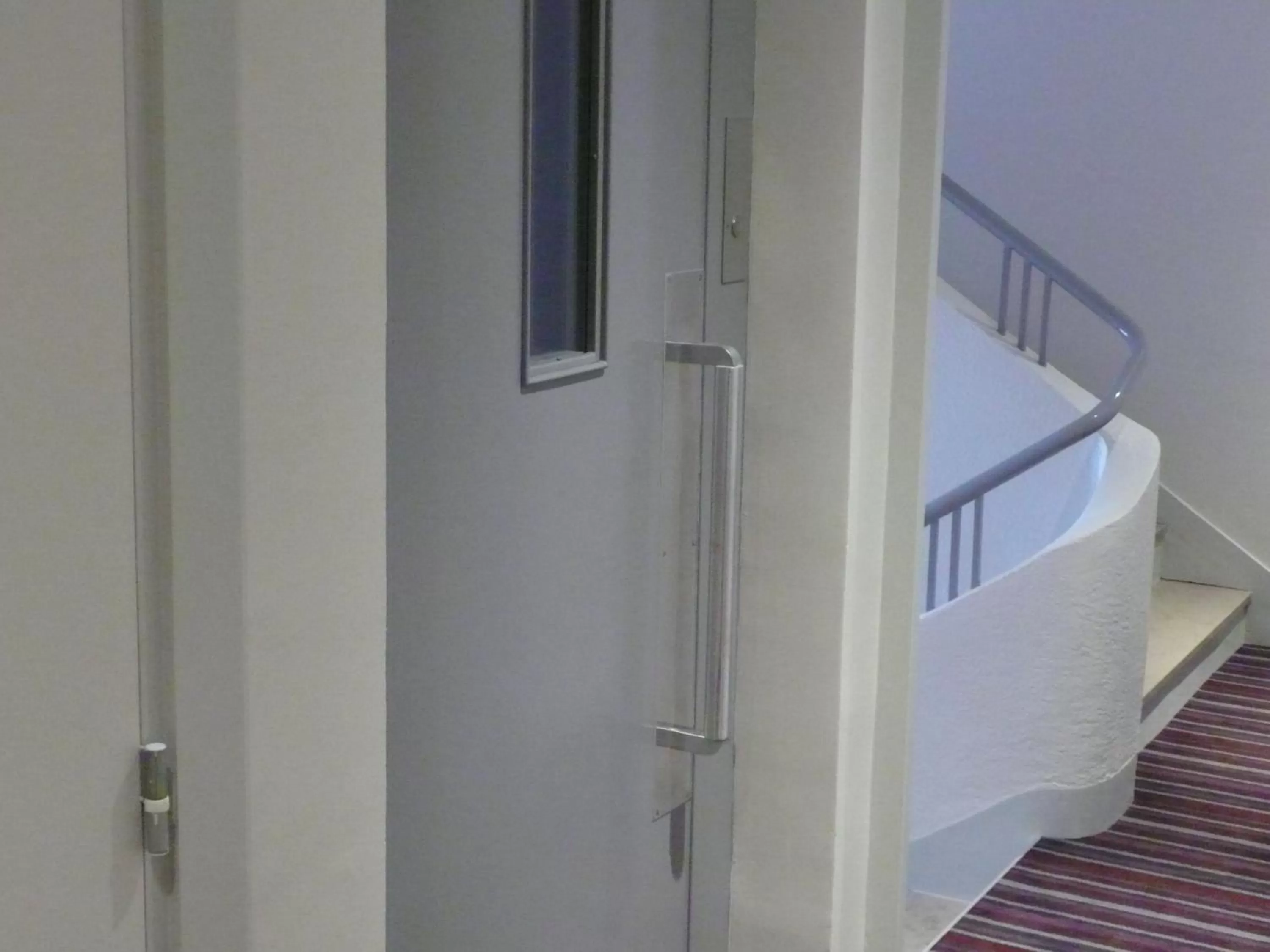 elevator, Bed in Hôtel Cardinal