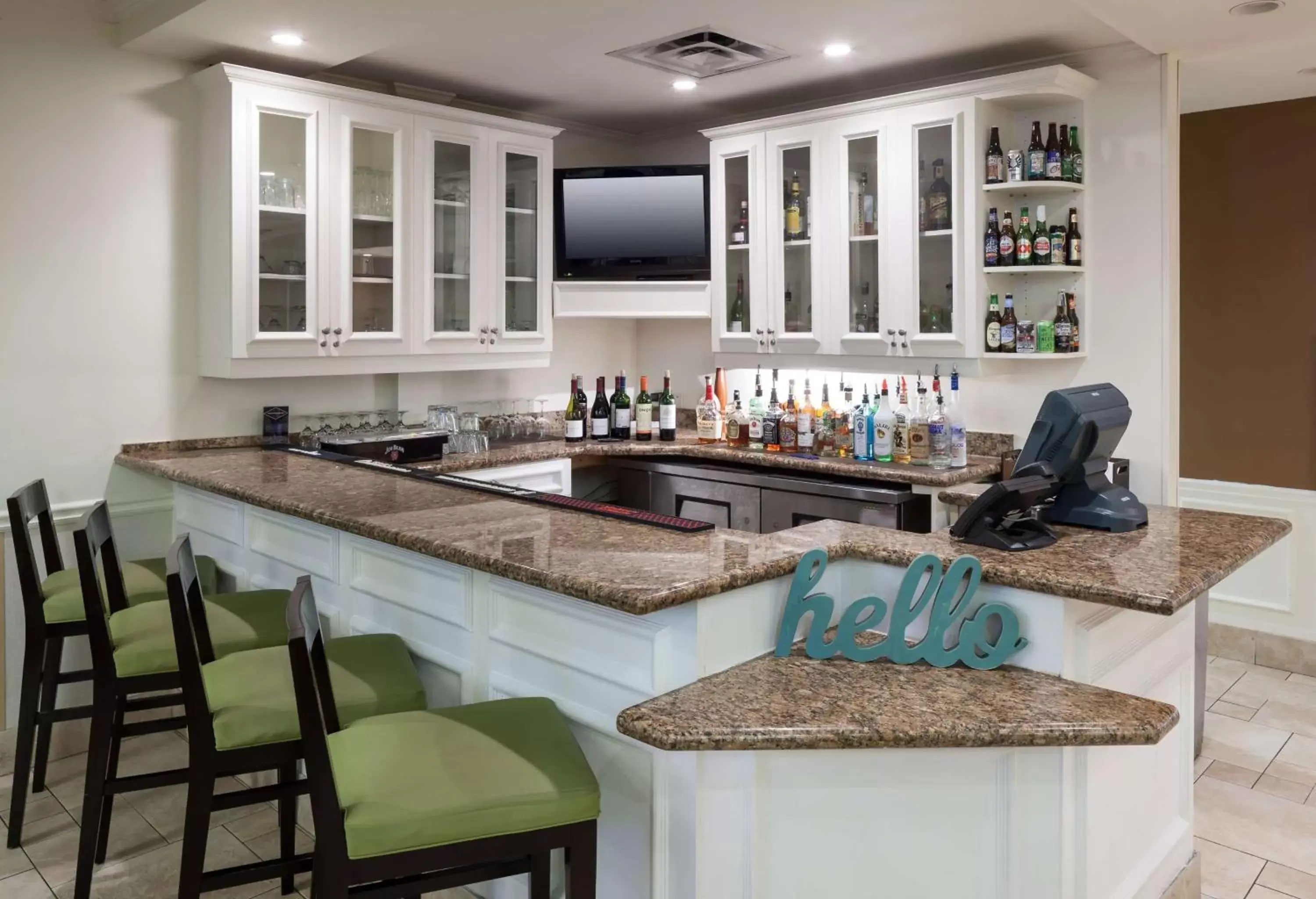 Lounge or bar, Kitchen/Kitchenette in Hilton Garden Inn Savannah Airport