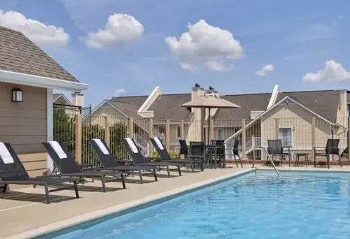 Property building, Swimming Pool in Sonesta ES Suites Cincinnati - Sharonville West