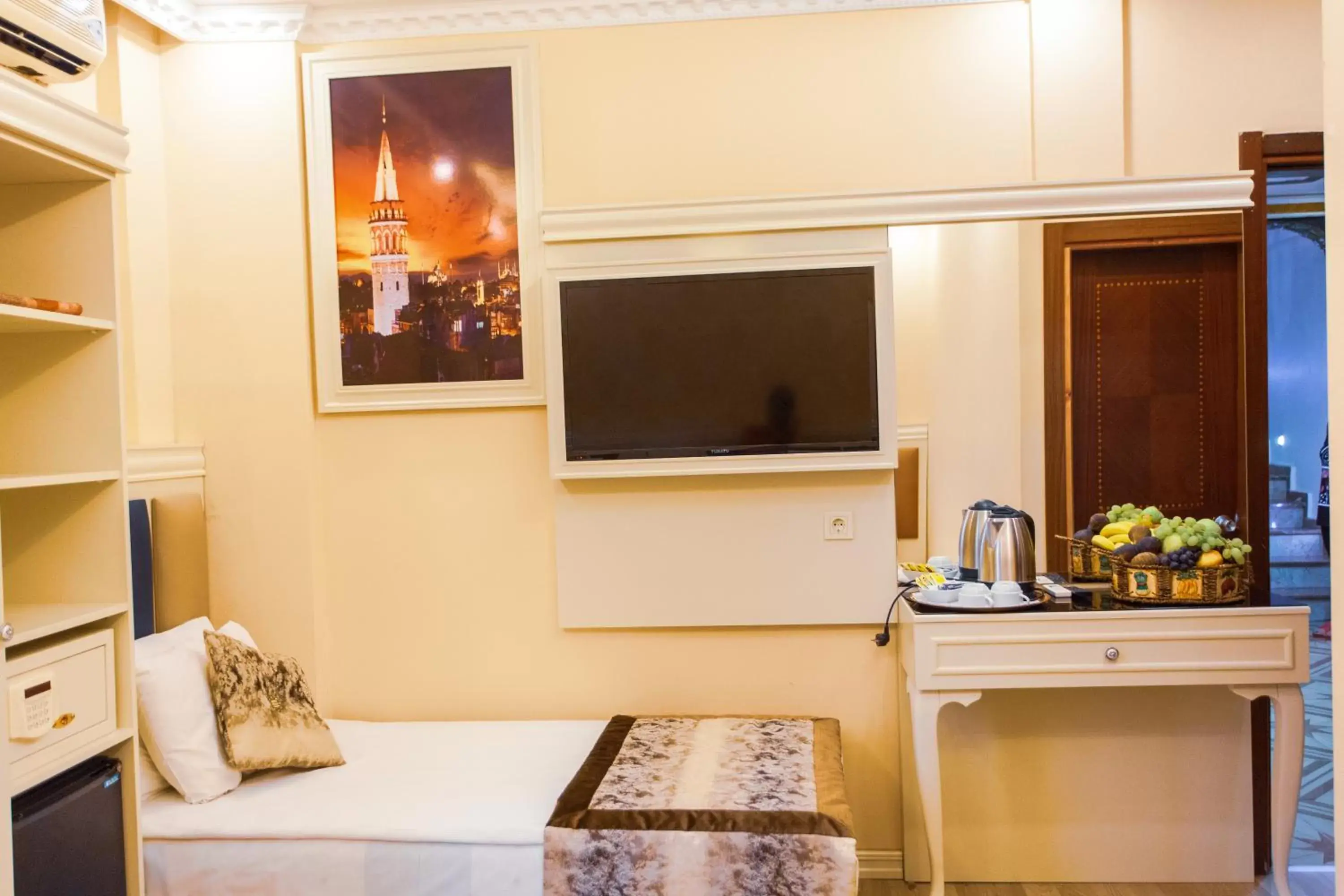 Bedroom, TV/Entertainment Center in Best Nobel Hotel