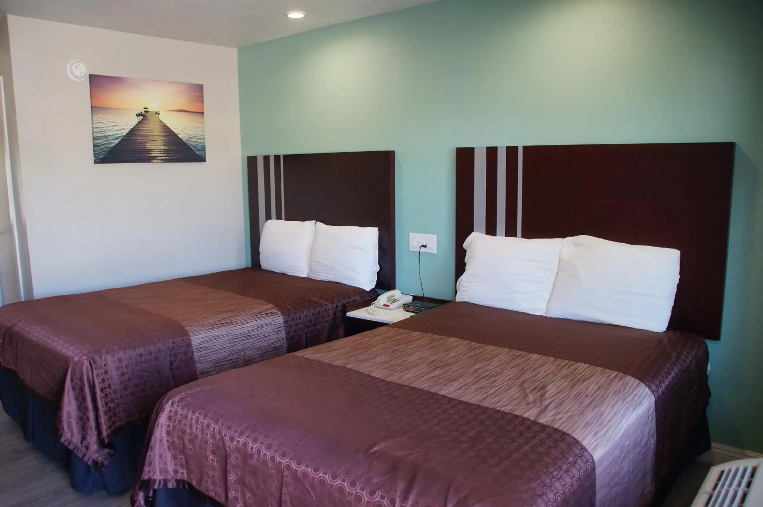 Bed in Beach Inn Motel