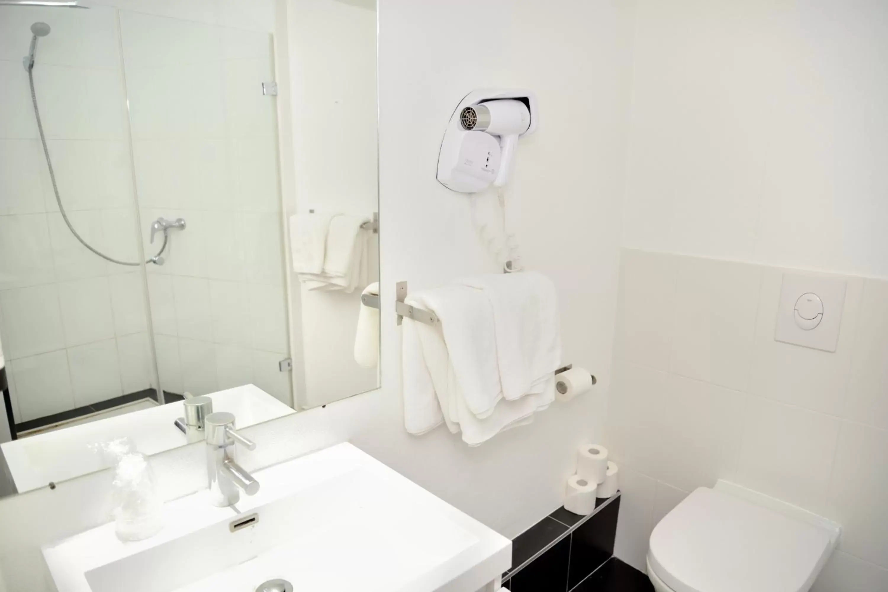 Shower, Bathroom in EtC...Hôtel - Strasbourg Hyper Centre