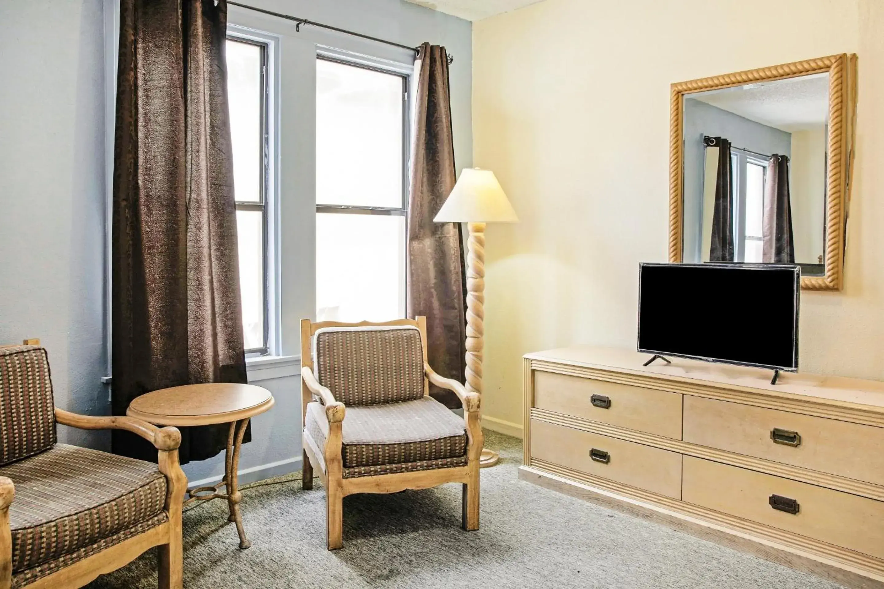 Bedroom, Seating Area in OYO Cameron Historic Hotel Brownsville I-69E