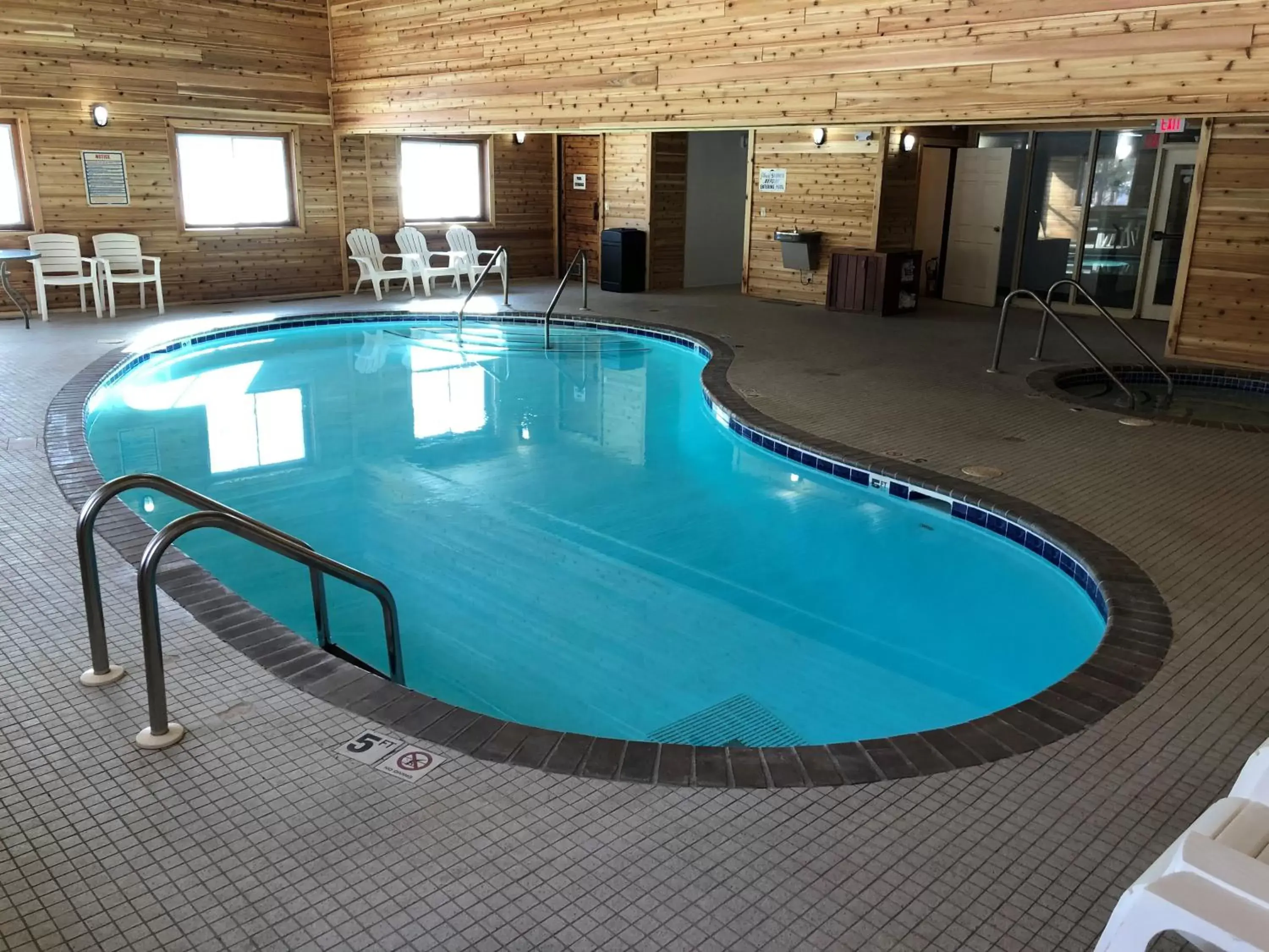 Hot Tub, Swimming Pool in Super 8 by Wyndham Shakopee