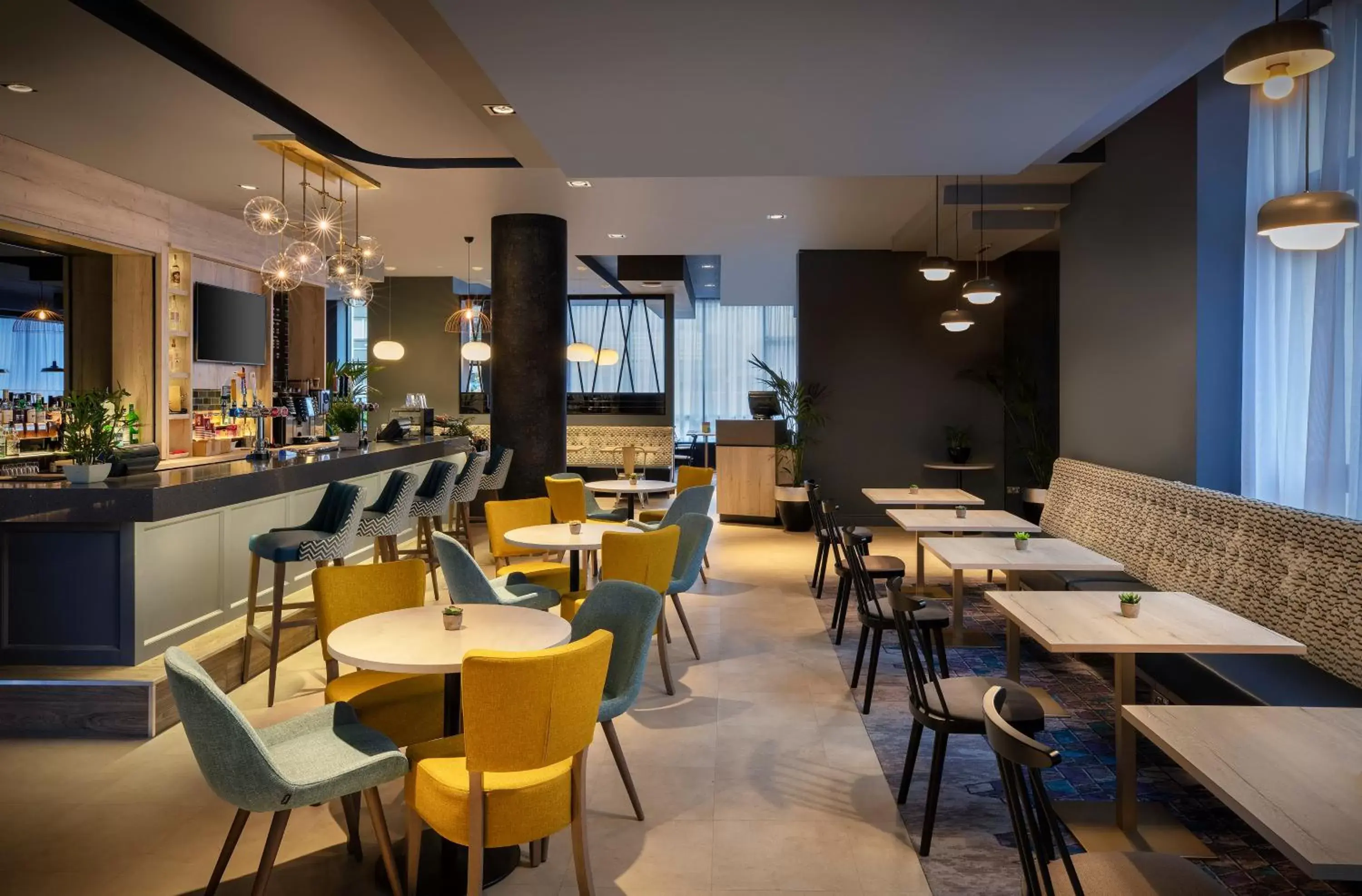 Lounge or bar, Restaurant/Places to Eat in Leonardo Hotel London Croydon - formerly Jurys Inn