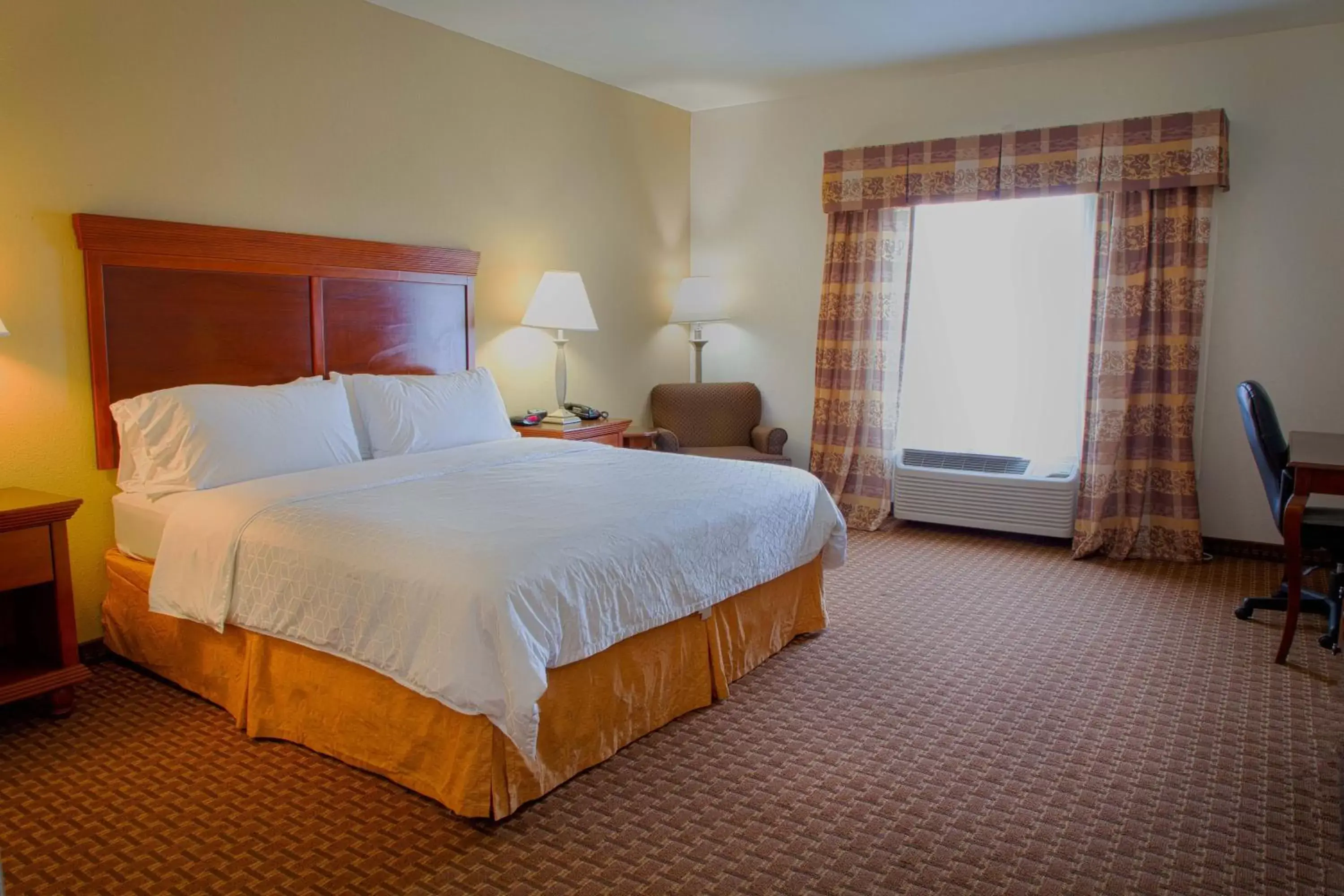 Photo of the whole room, Bed in Holiday Inn Express Hotel & Suites Center, an IHG Hotel
