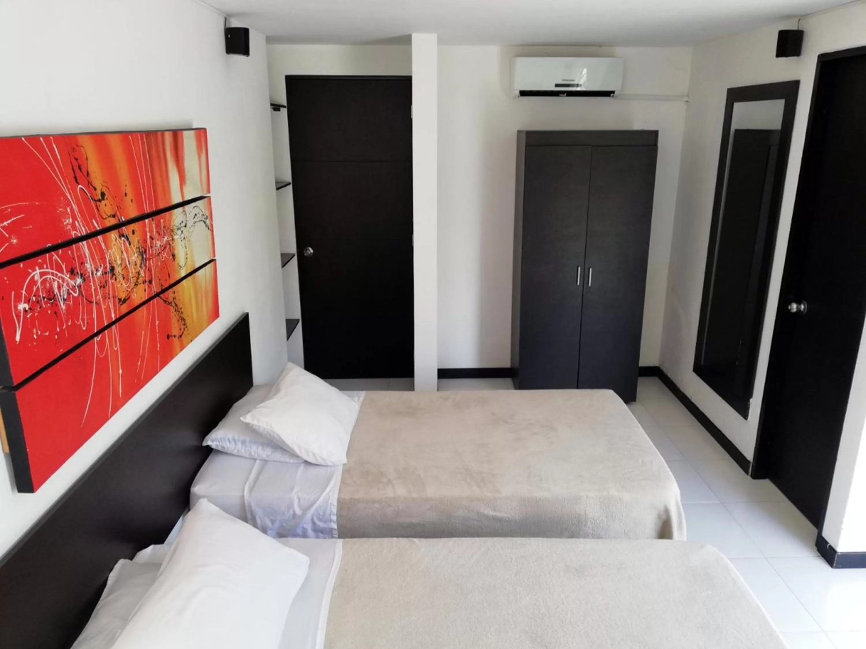 Photo of the whole room in Apartasuites San Marcos