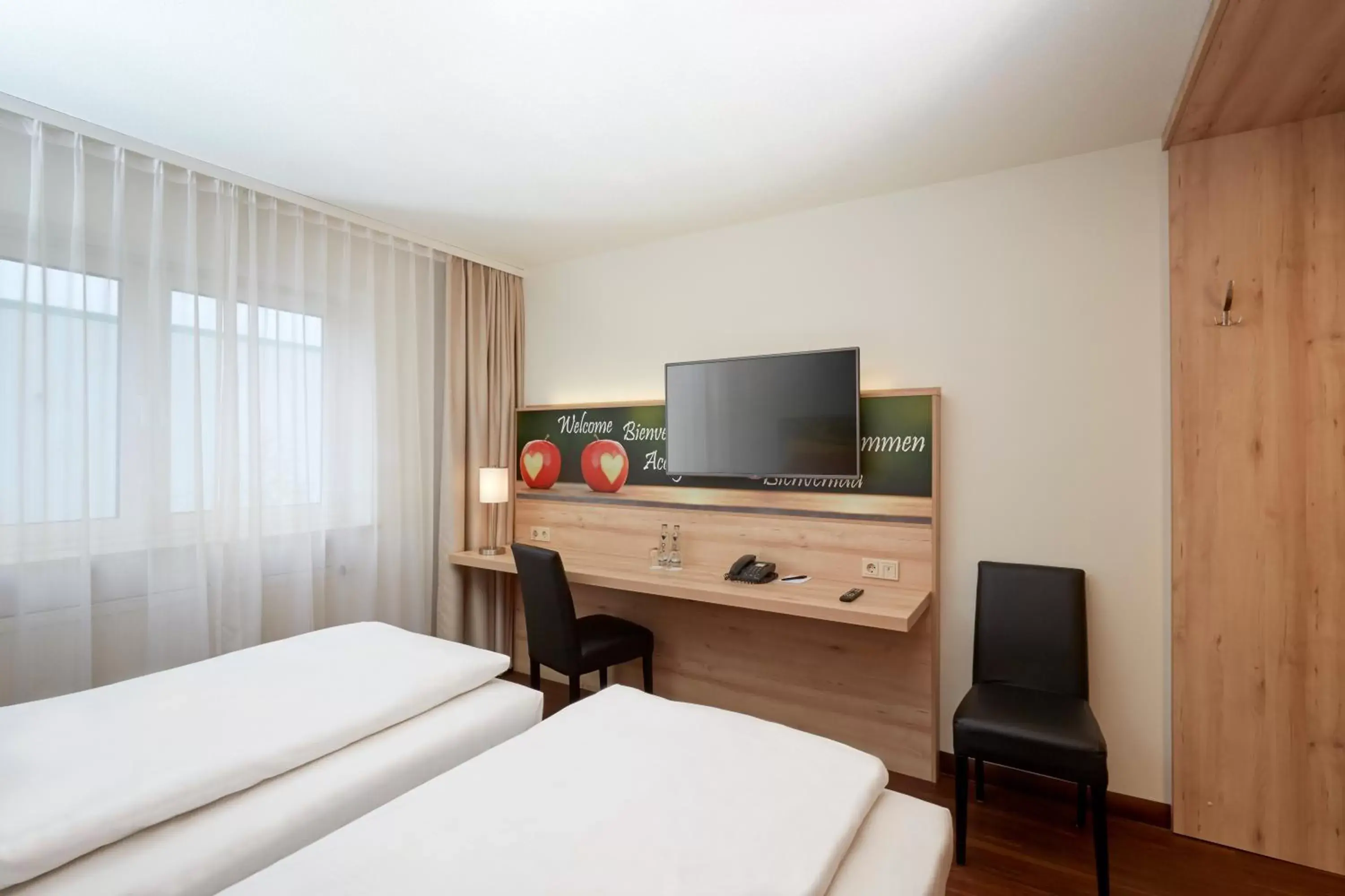 Photo of the whole room, TV/Entertainment Center in H+ Hotel Stuttgart Herrenberg