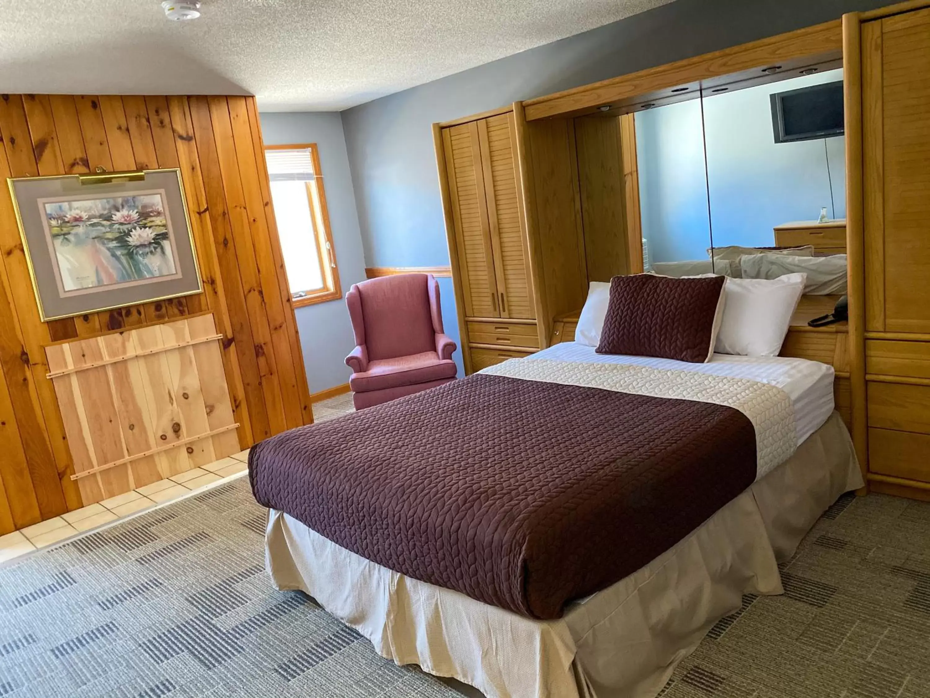 One-Bedroom Queen Suite - Non-Smoking in Travelodge by Wyndham Lincoln Near White Mountain