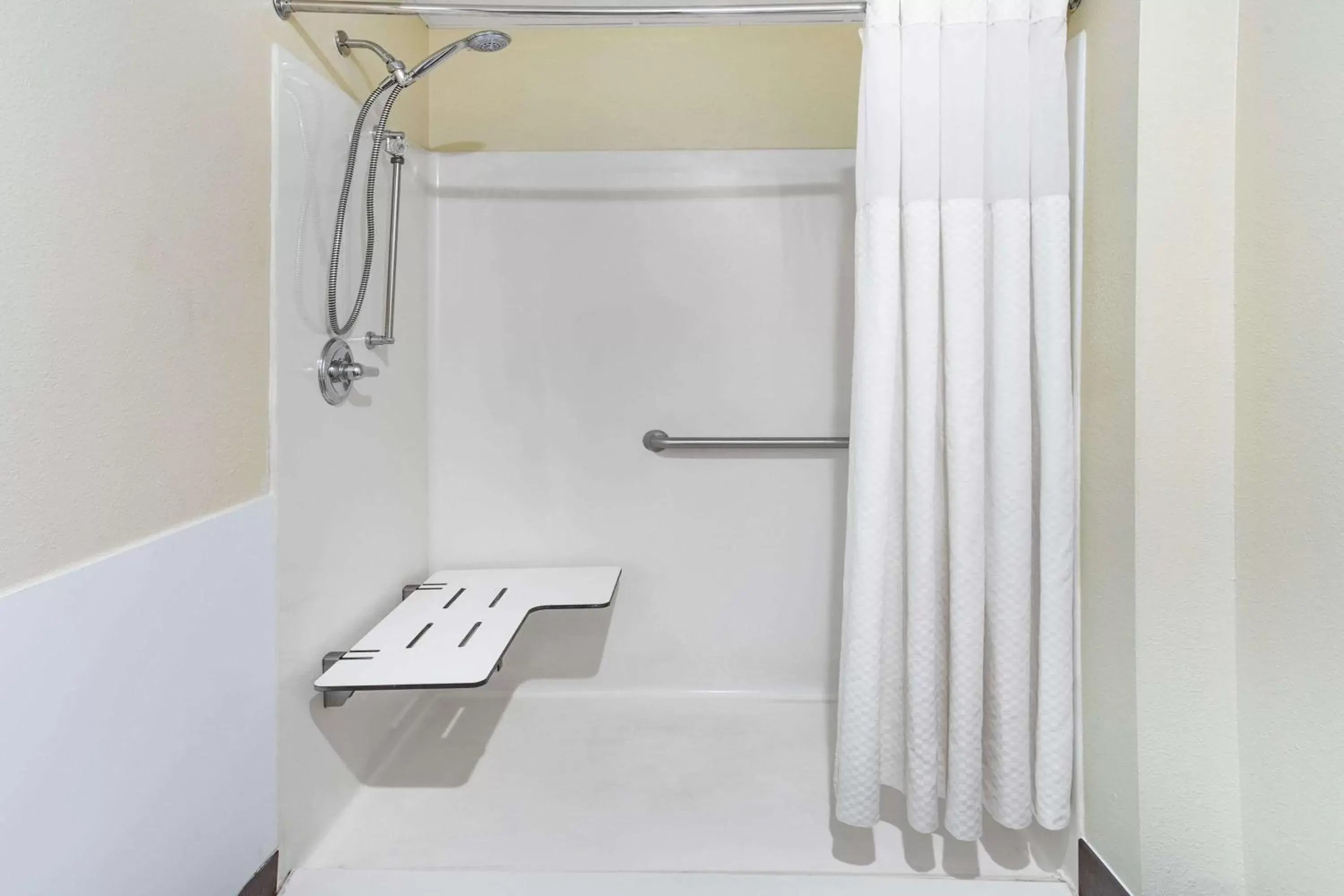 Shower, Bathroom in Super 8 by Wyndham Emmetsburg