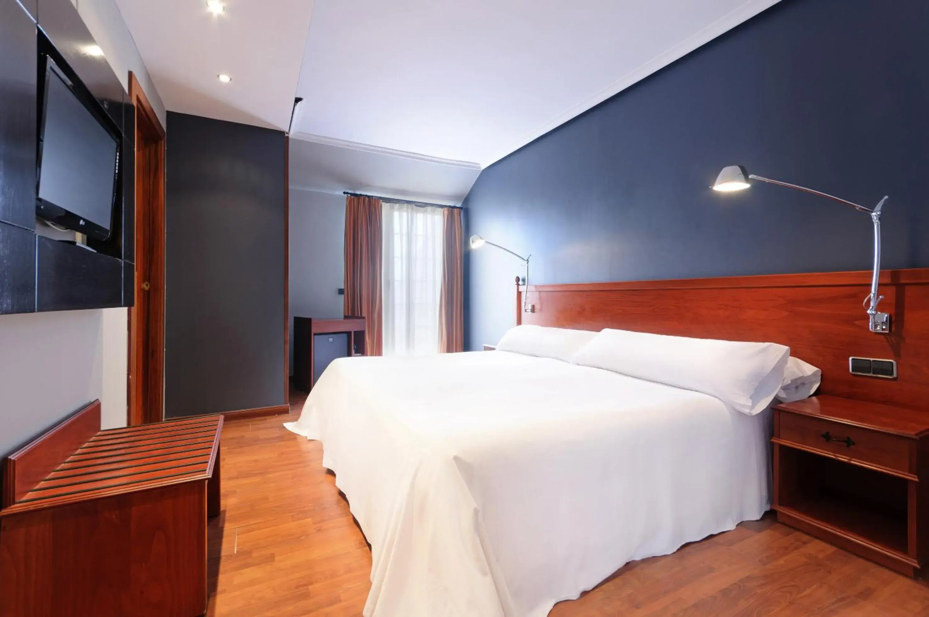 Photo of the whole room, Bed in Segovia Sierra de Guadarrama