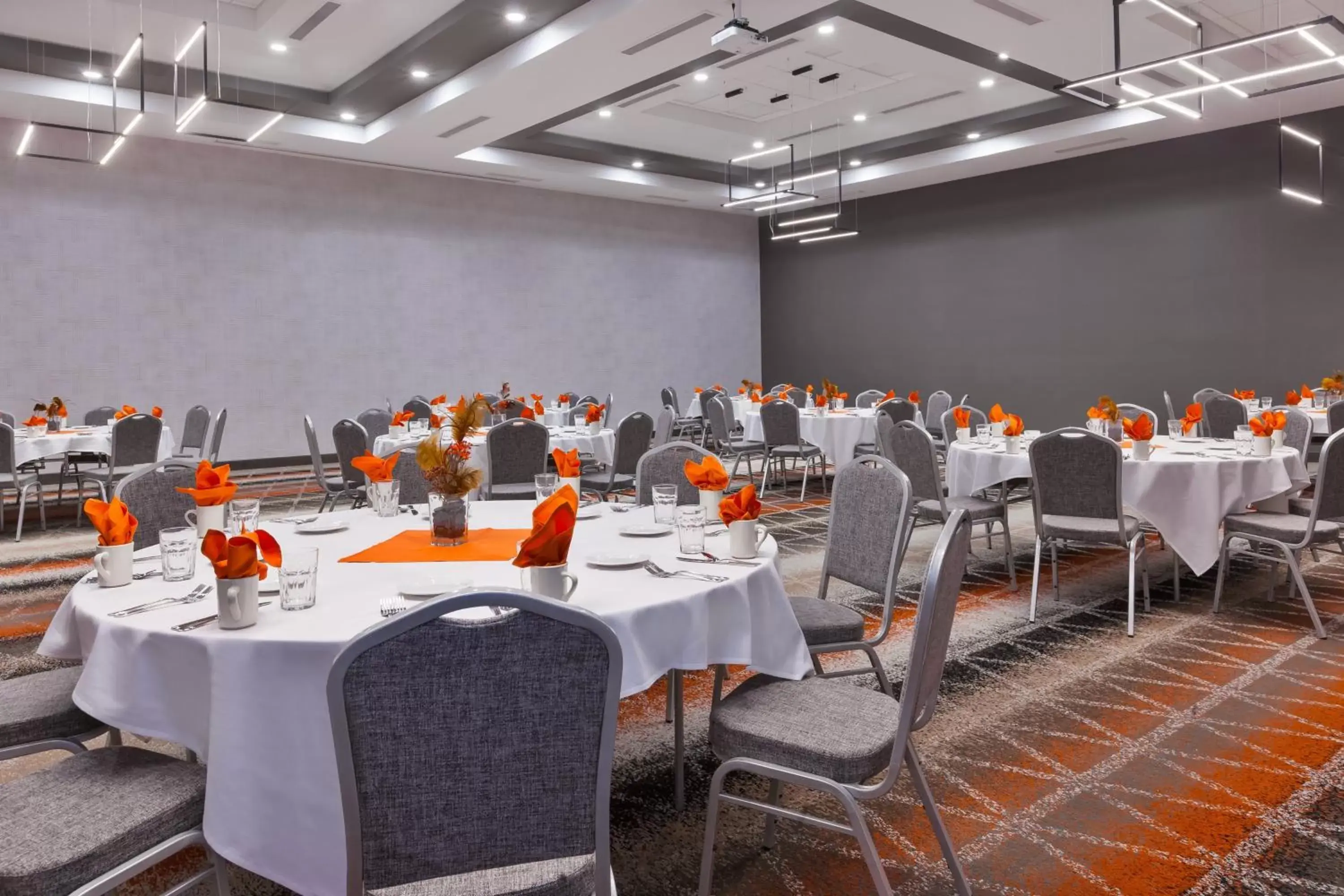 Meeting/conference room, Restaurant/Places to Eat in Holiday Inn & Suites - Toledo Southwest - Perrysburg, an IHG Hotel