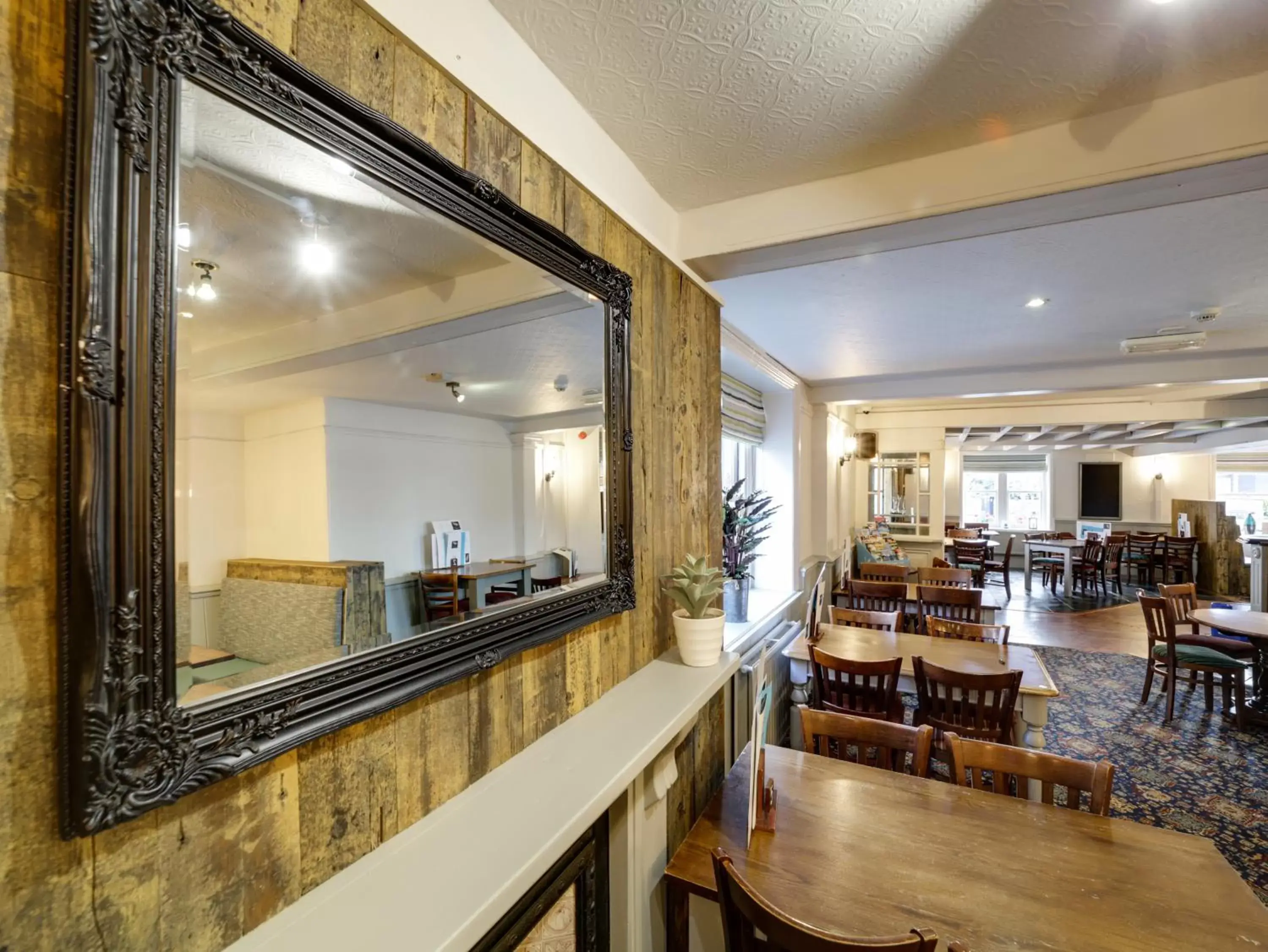 Lounge or bar, Restaurant/Places to Eat in The Swan Hotel