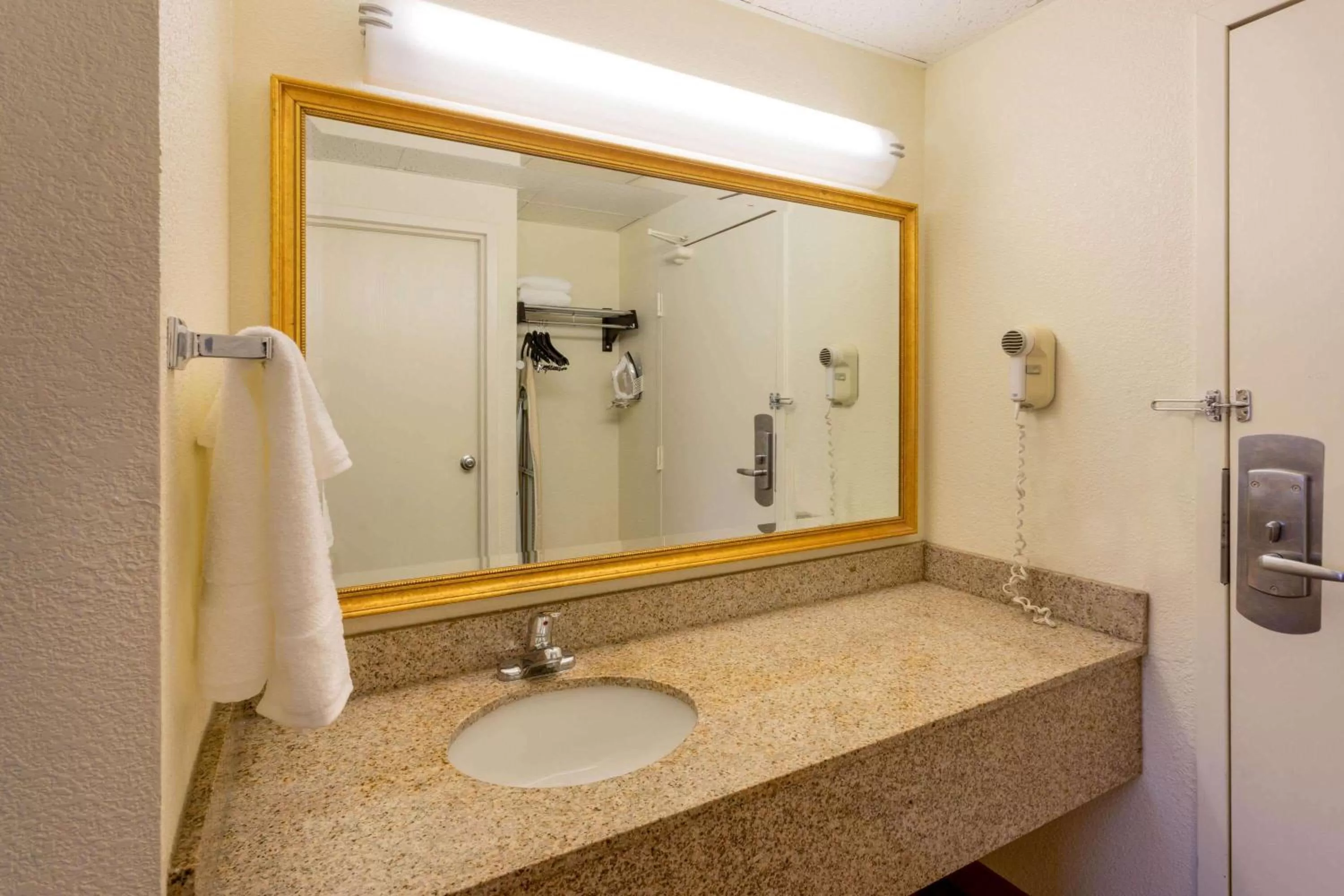 Bathroom in La Quinta Inn by Wyndham Minneapolis Airport Bloomington