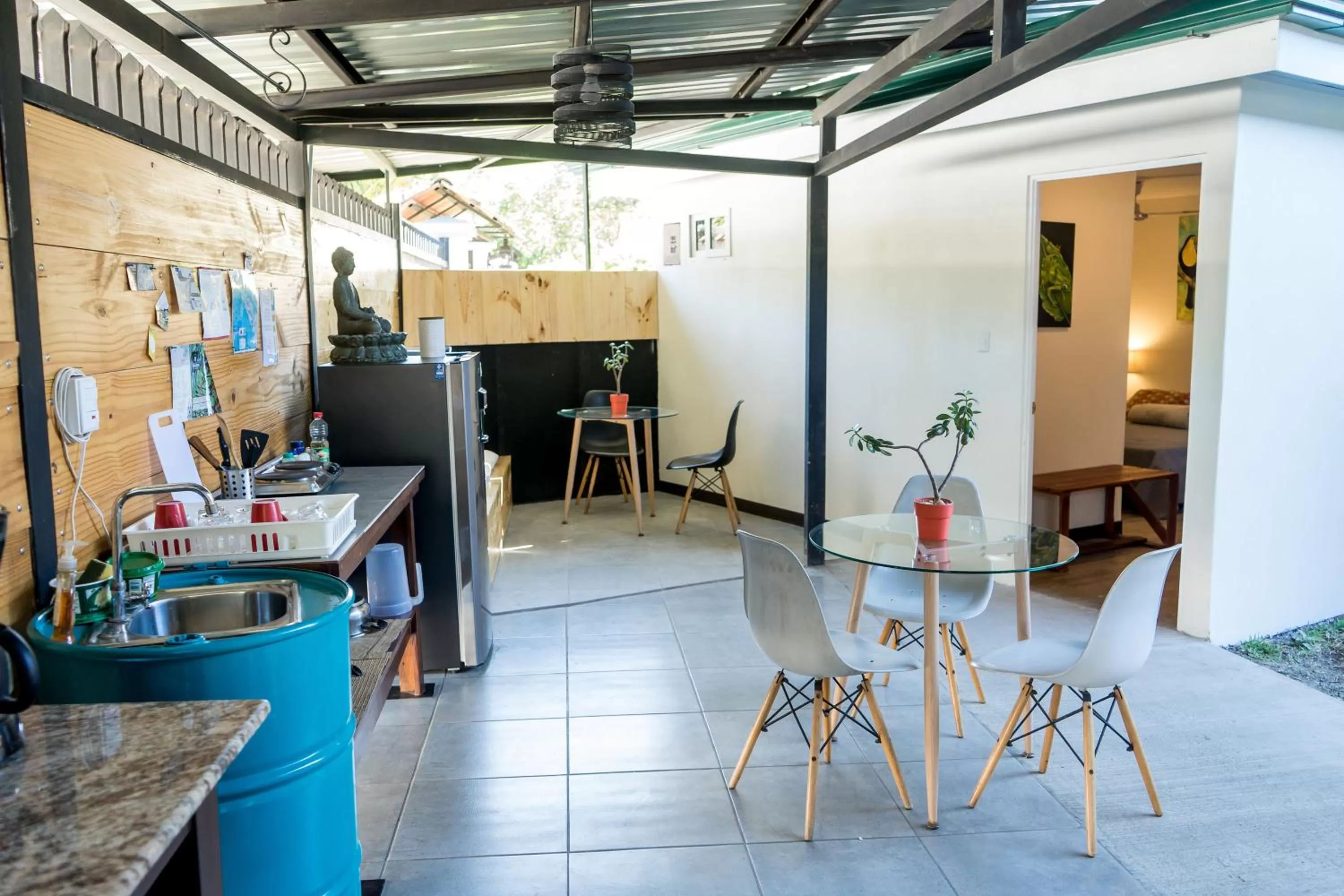 Dining area in Terida Airport B&B
