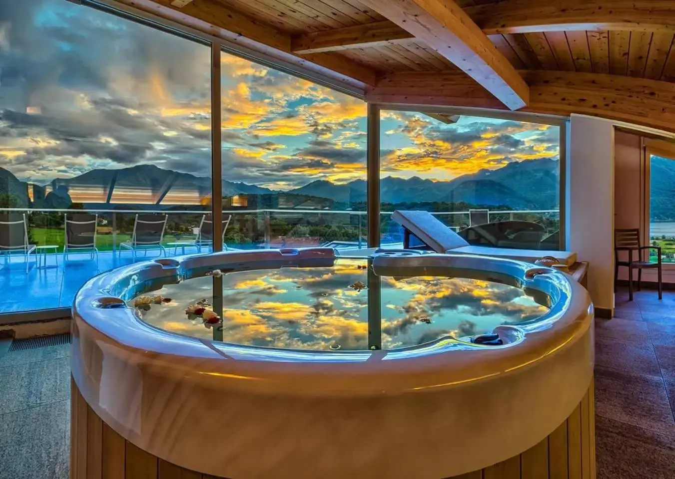 Hot Tub in Rainbow Holiday Apartments Lake Como