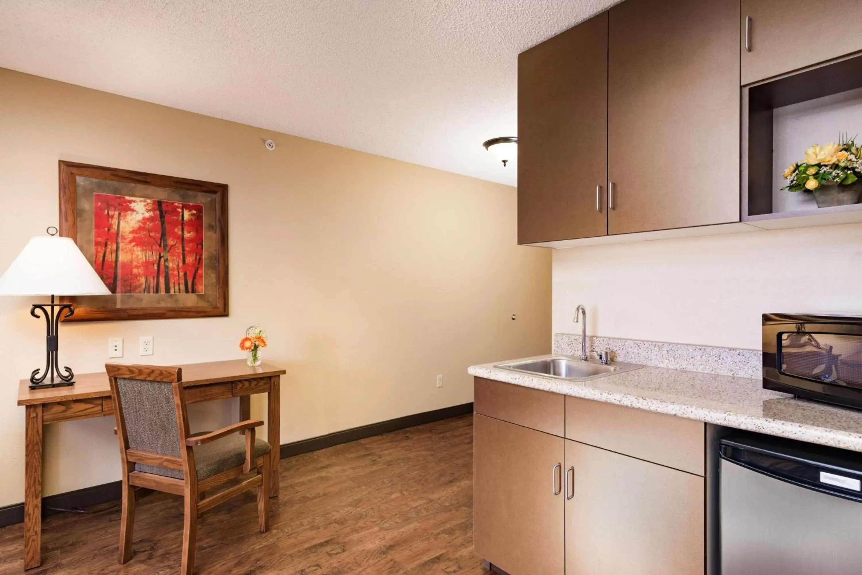 Photo of the whole room, Kitchen/Kitchenette in Best Western Plus Kelly Inn & Suites