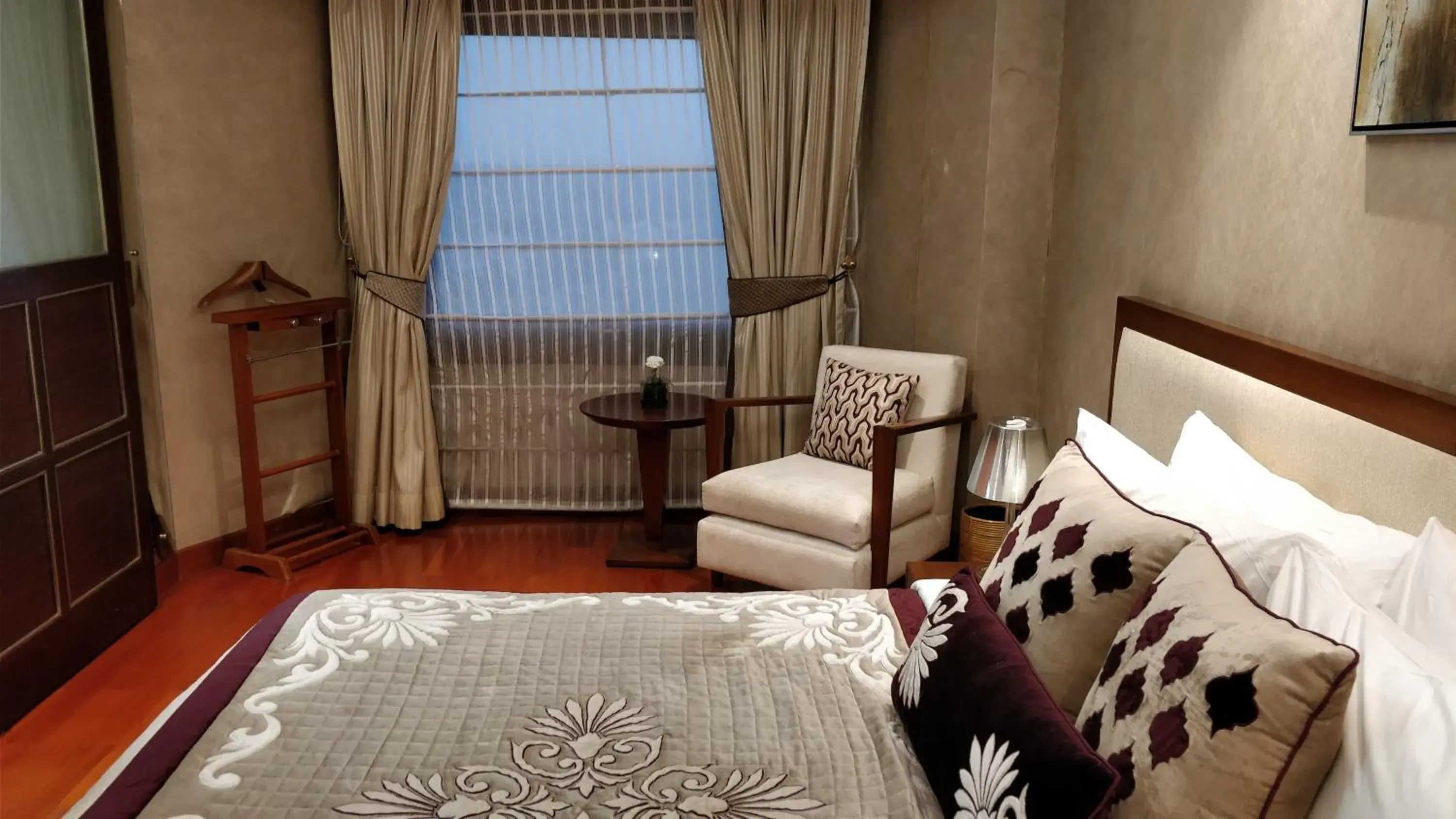 Bedroom, Bed in Jaypee Vasant Continental