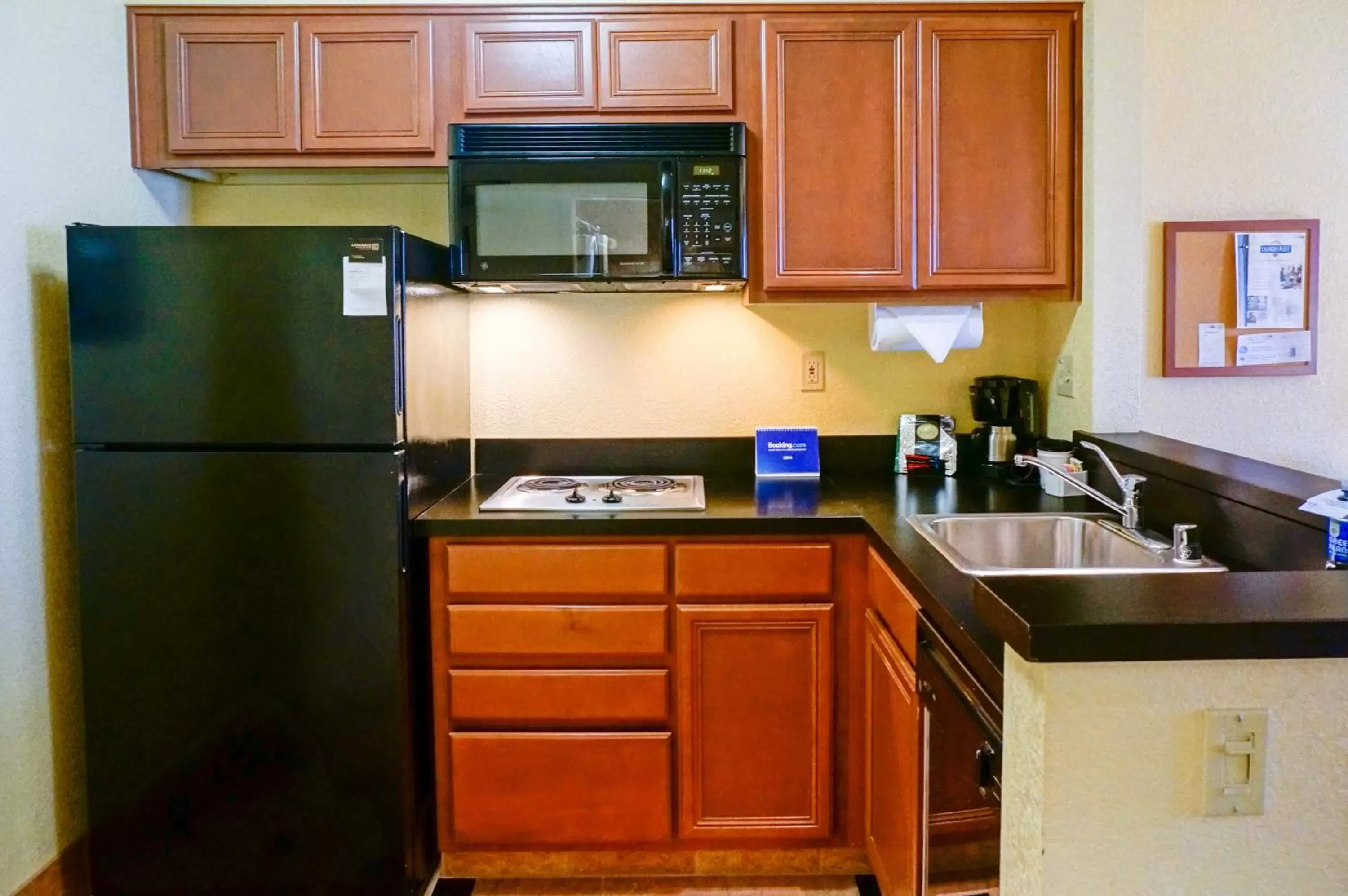 Coffee/tea facilities, Kitchen/Kitchenette in Larkspur Landing South San Francisco-An All-Suite Hotel