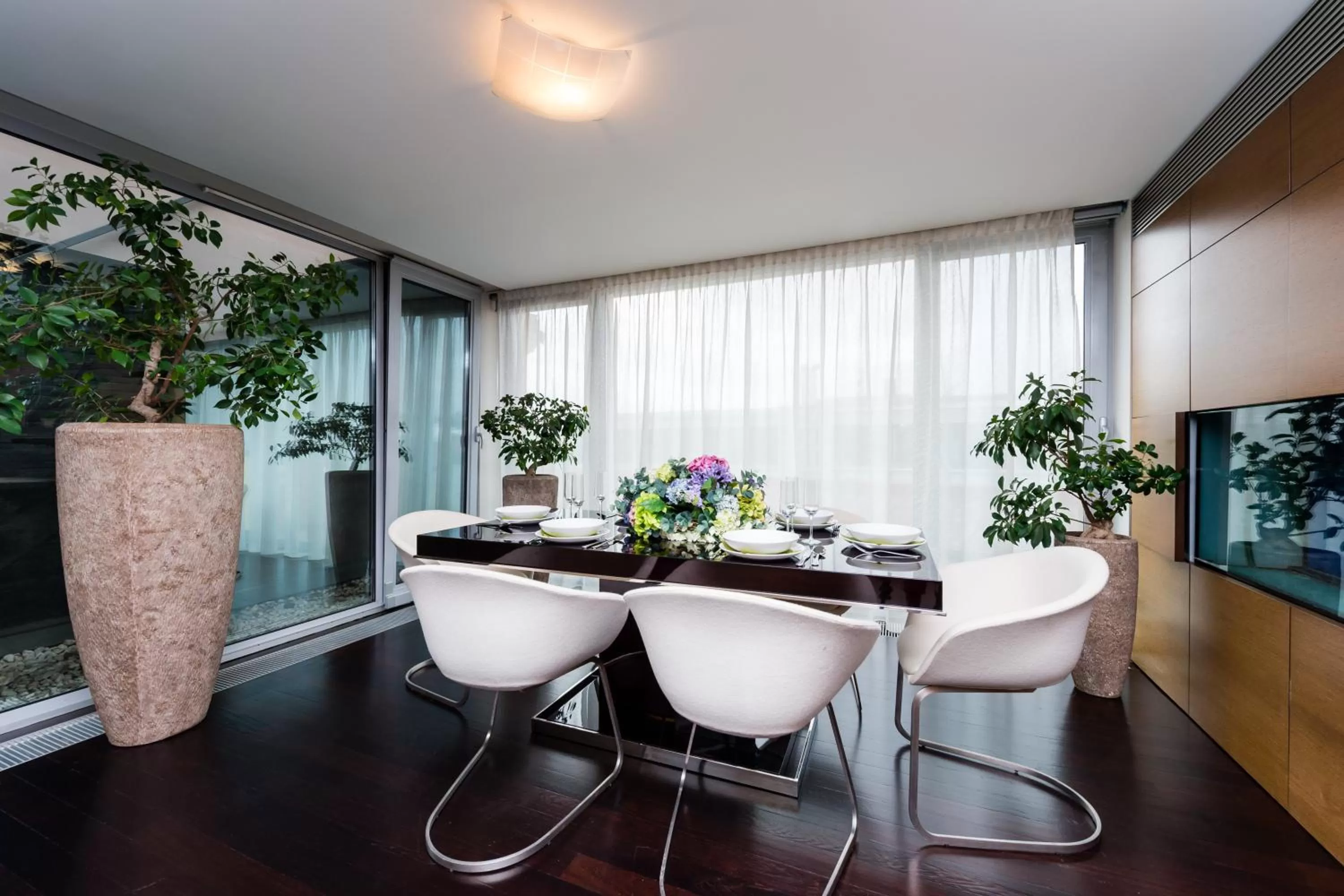 Dining area in Grand Central Residence by TKC