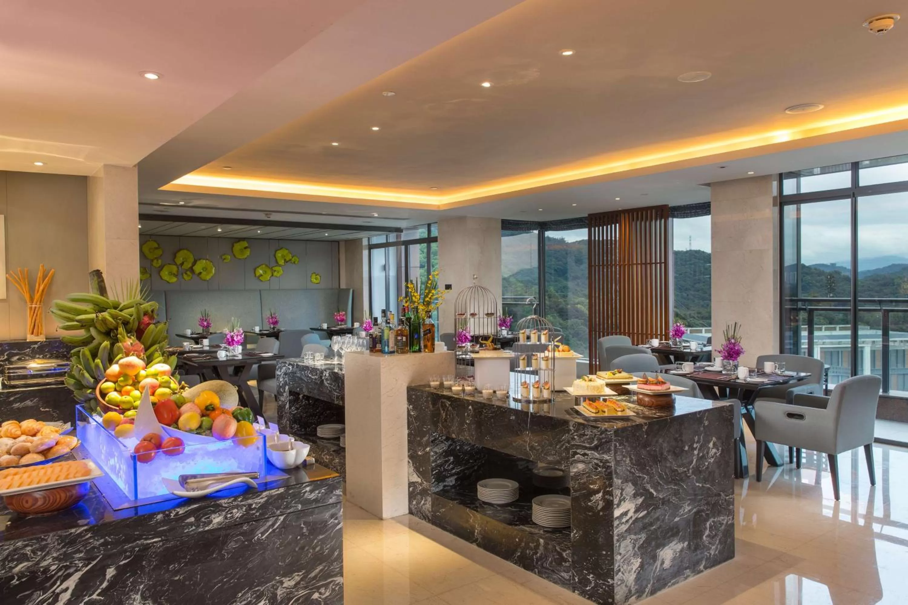 Lounge or bar in DoubleTree by Hilton Guangzhou Science City-Free Shuttle Bus Service During Canton Fair Period