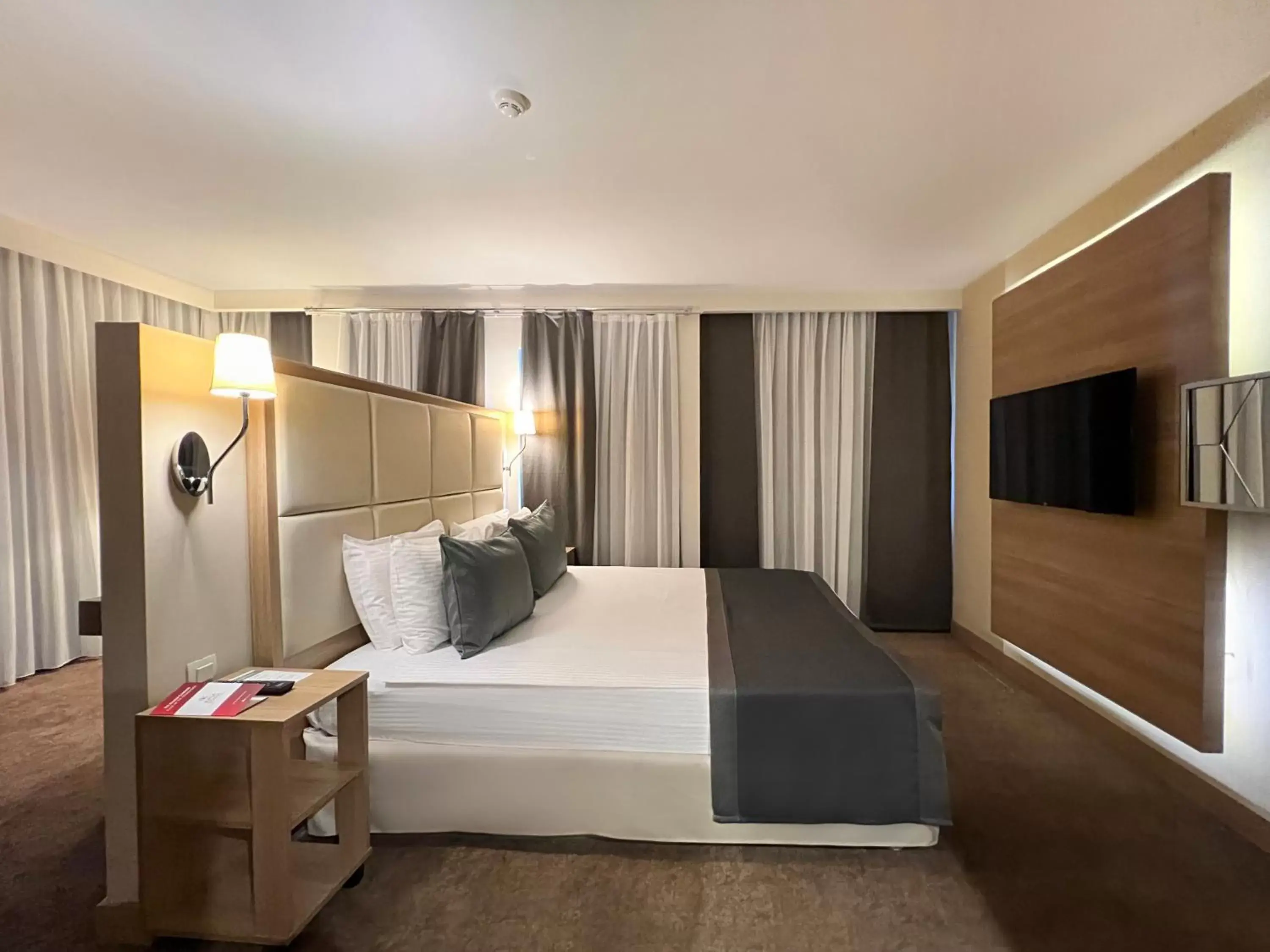 Photo of the whole room, Bed in Kaya Izmir Thermal & Convention