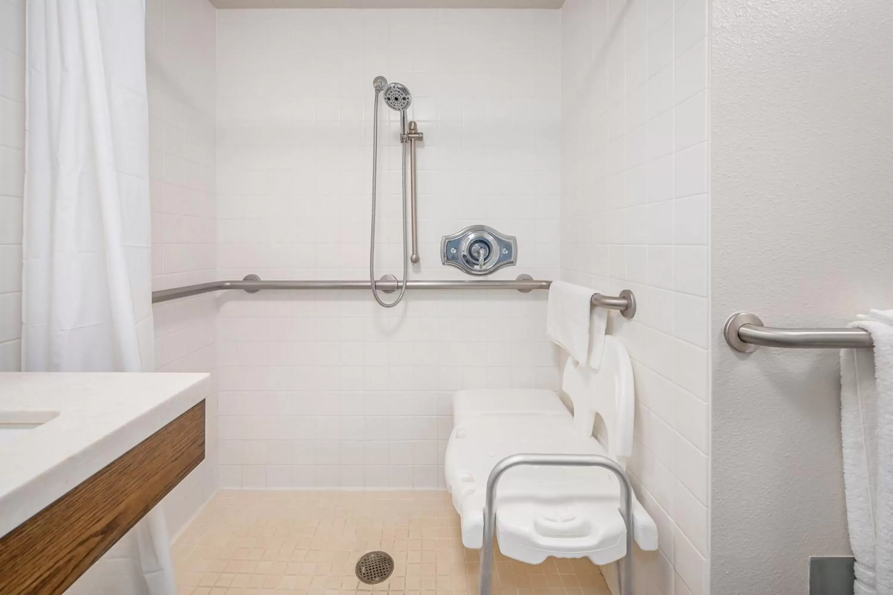 Shower, Bathroom in Maui Beach Hotel