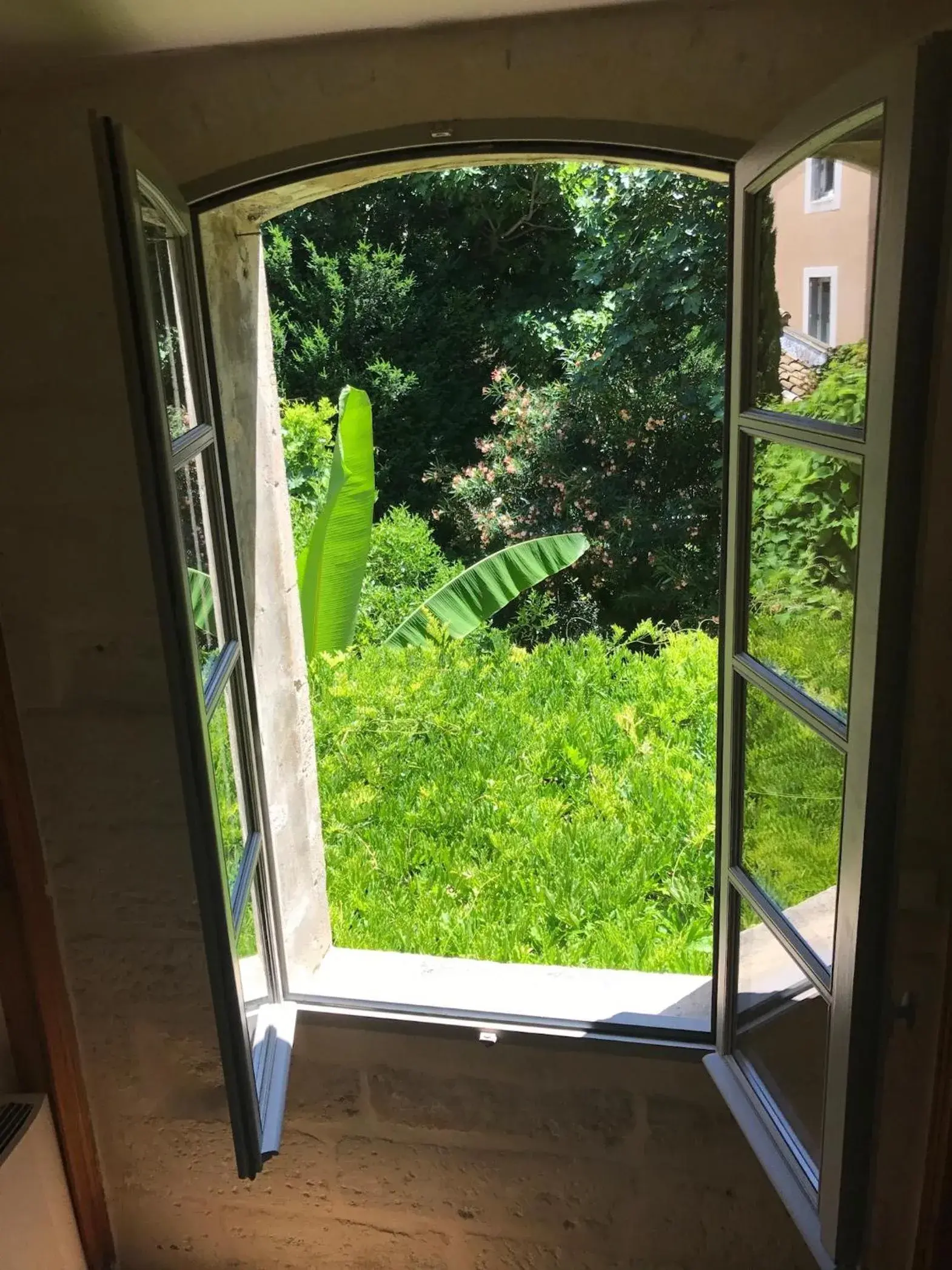 Staff, Garden View in Les Jardins de Baracane