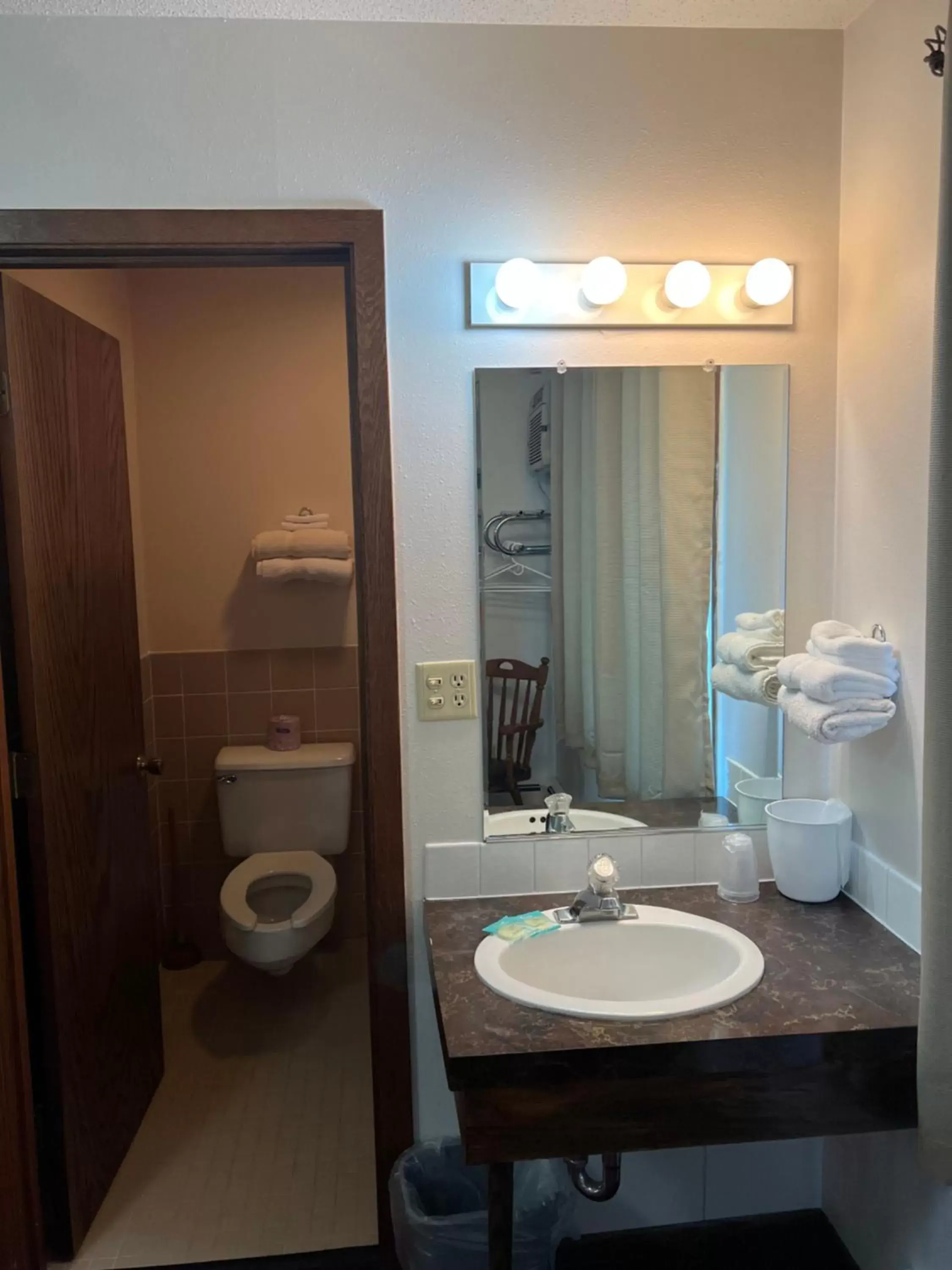Bathroom in Barnesville Motel
