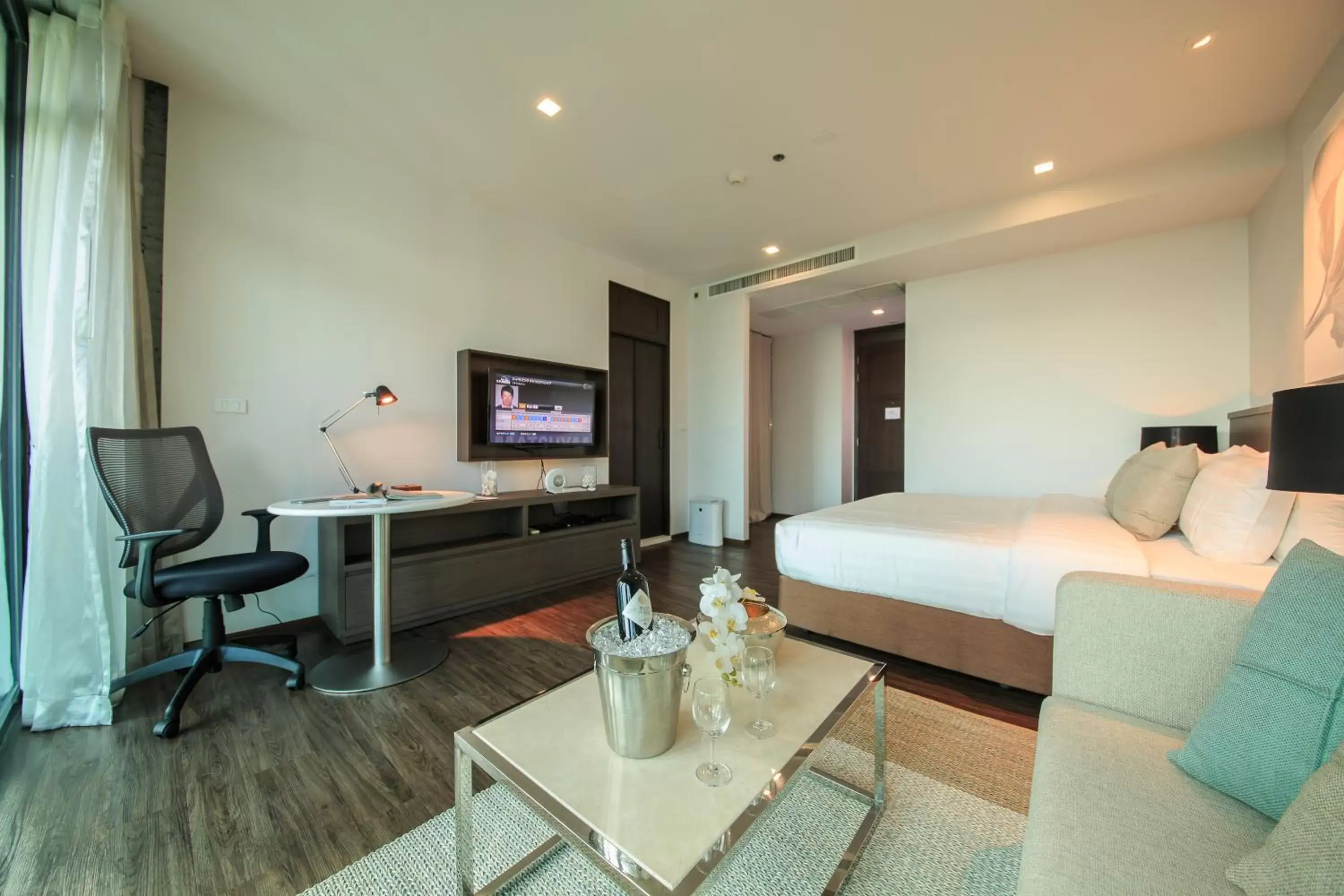 Bed, TV/Entertainment Center in Civic Horizon Hotel & Residence