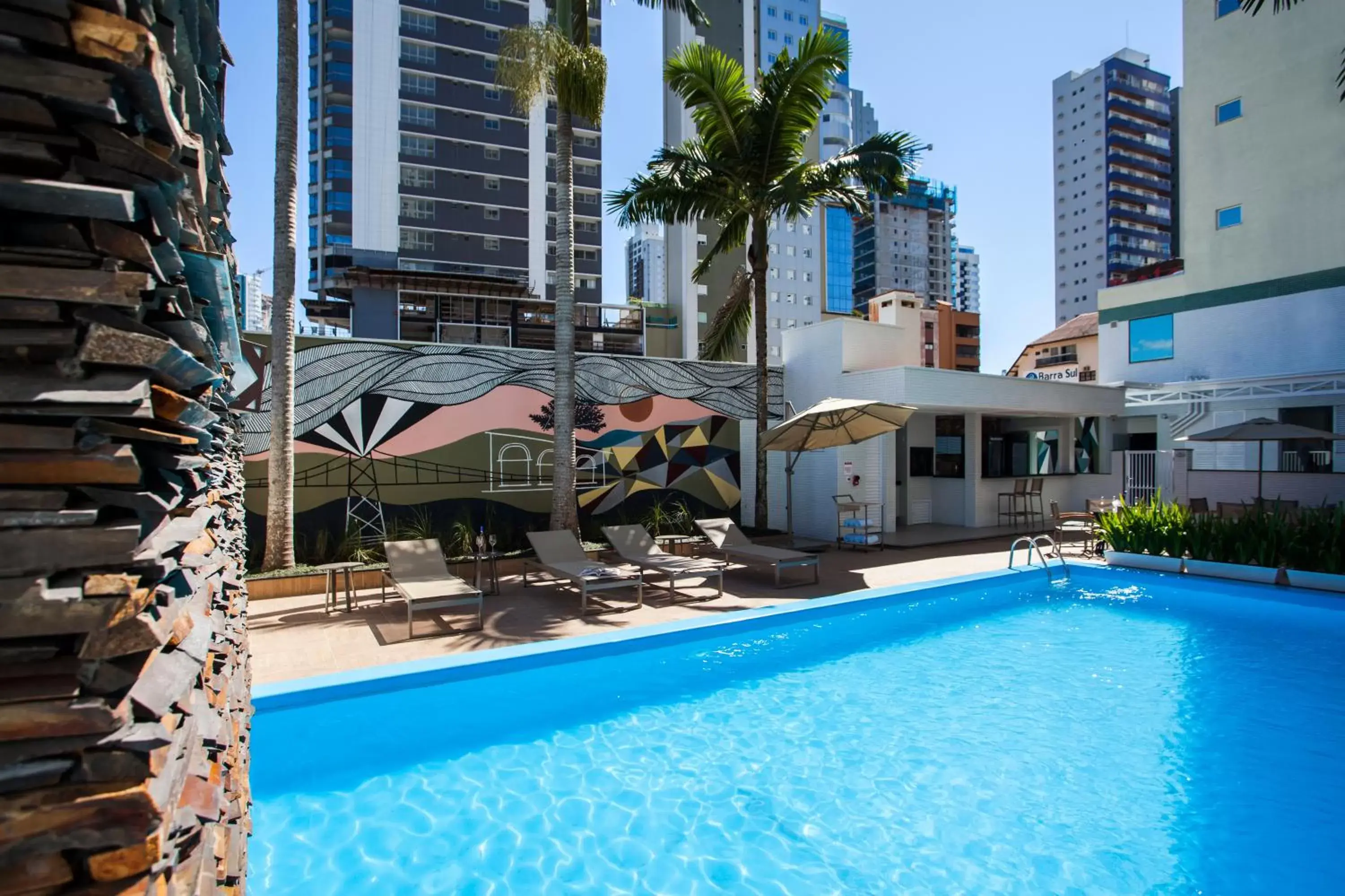 Swimming Pool in Santa Inn Hotel