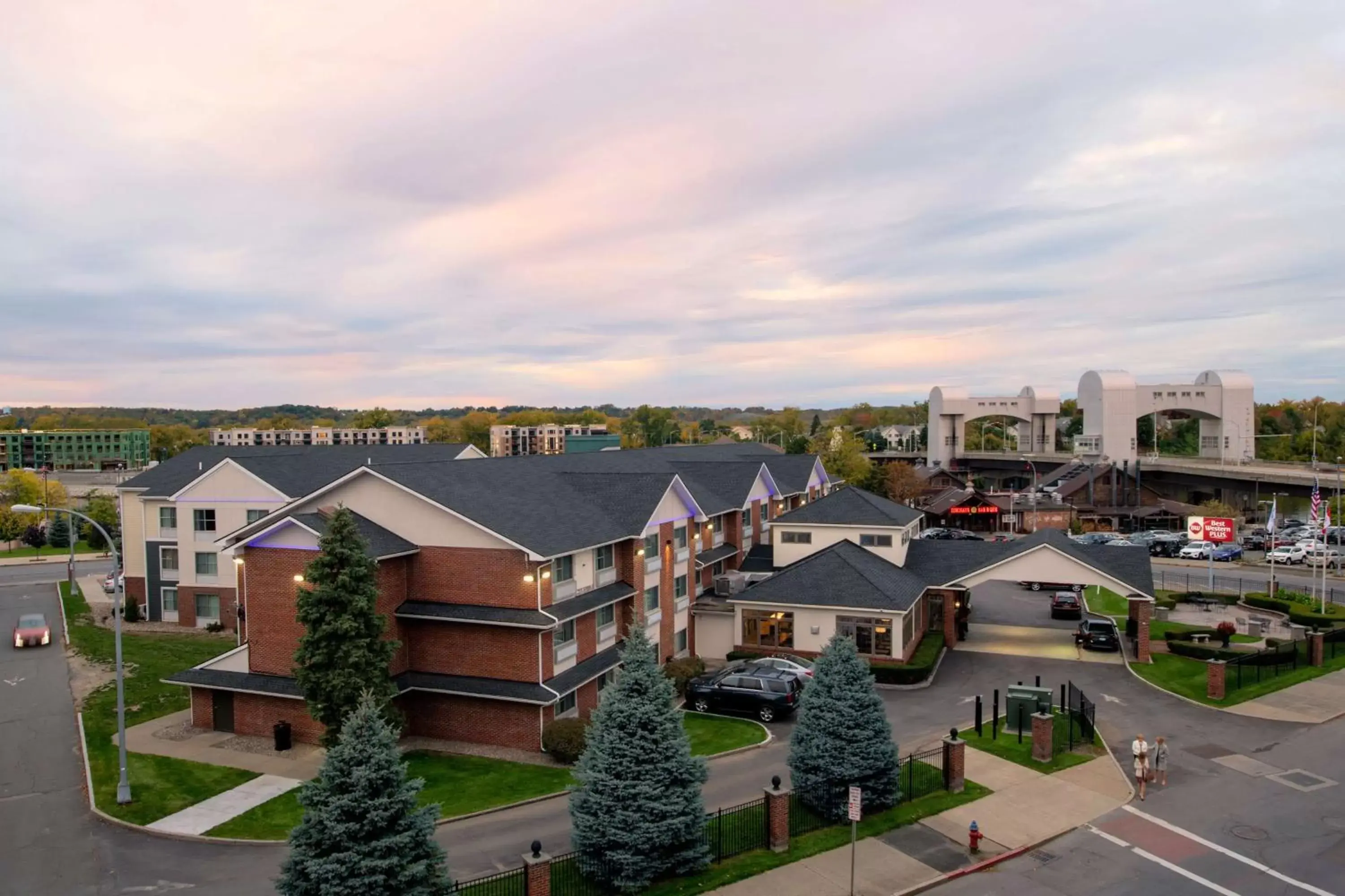 Property building in Best Western PLUS Franklin Square Inn